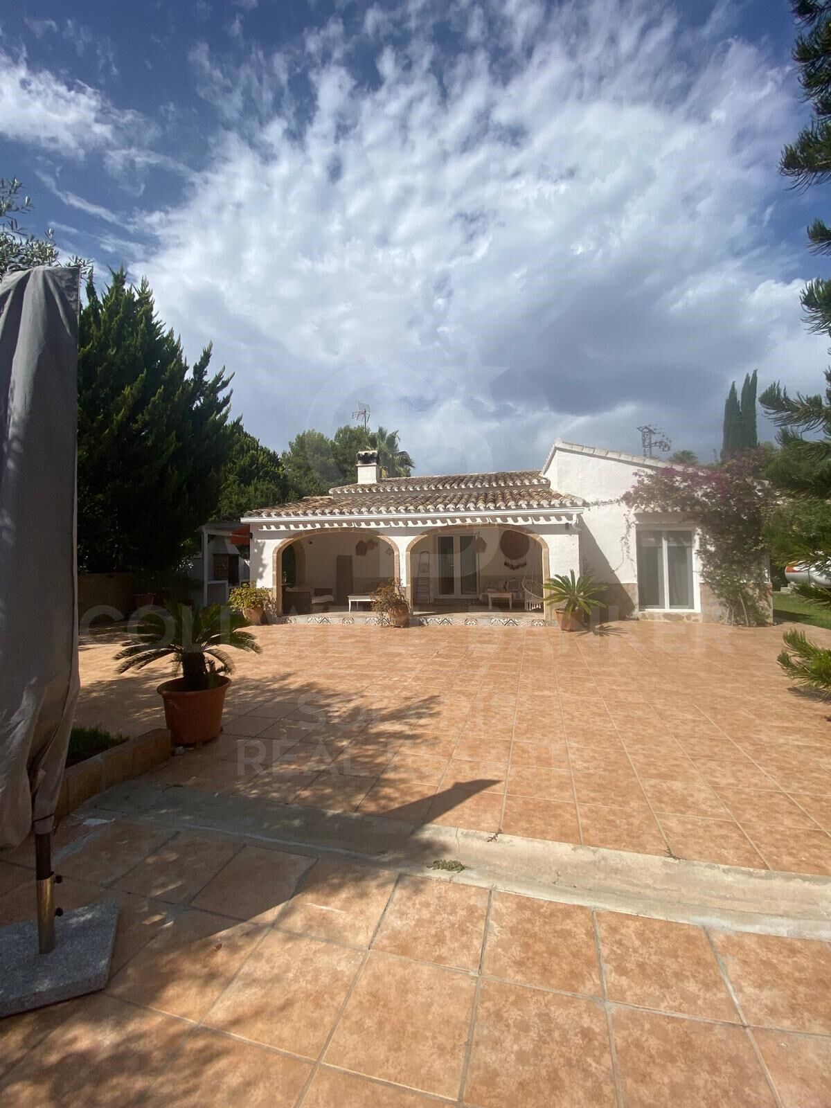 Villa rénovée avec piscine, grand jardin et garage à louer