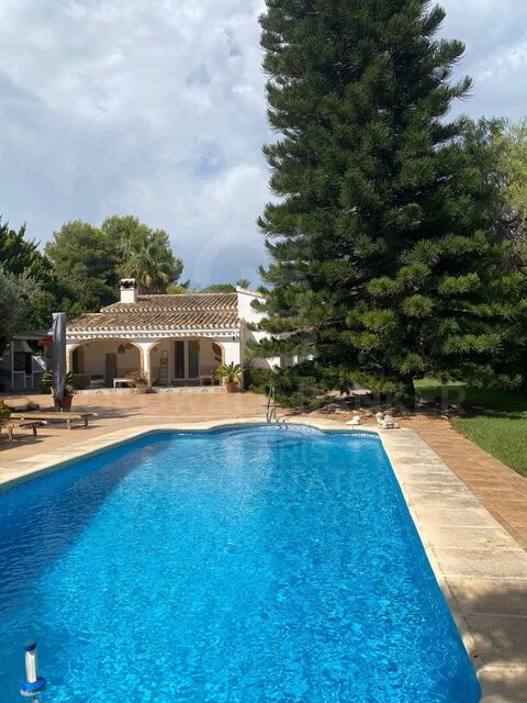Villa rénovée avec piscine, grand jardin et garage à louer