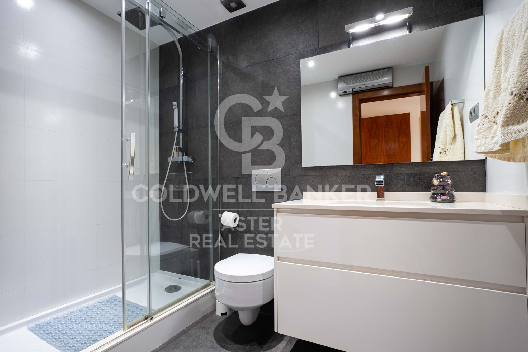 Duplex penthouse with terrace and sea views, Vila Olímpica