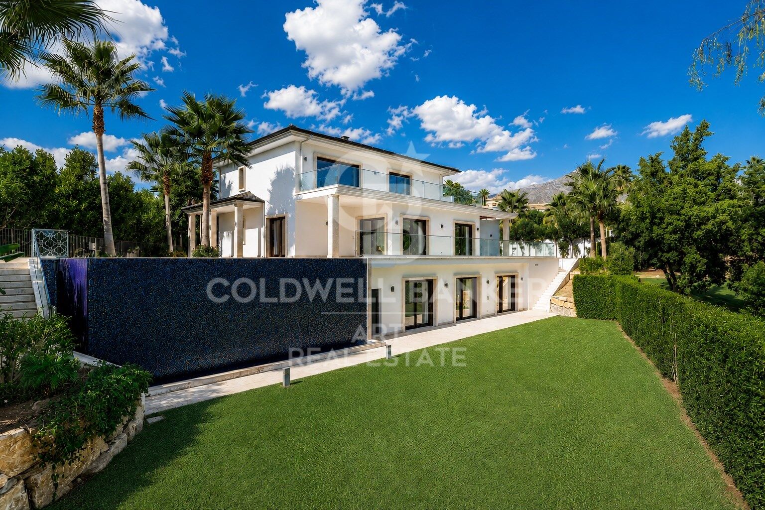 Résidence contemporaine en première ligne de golf avec vue sur la mer à Nueva Andalucía