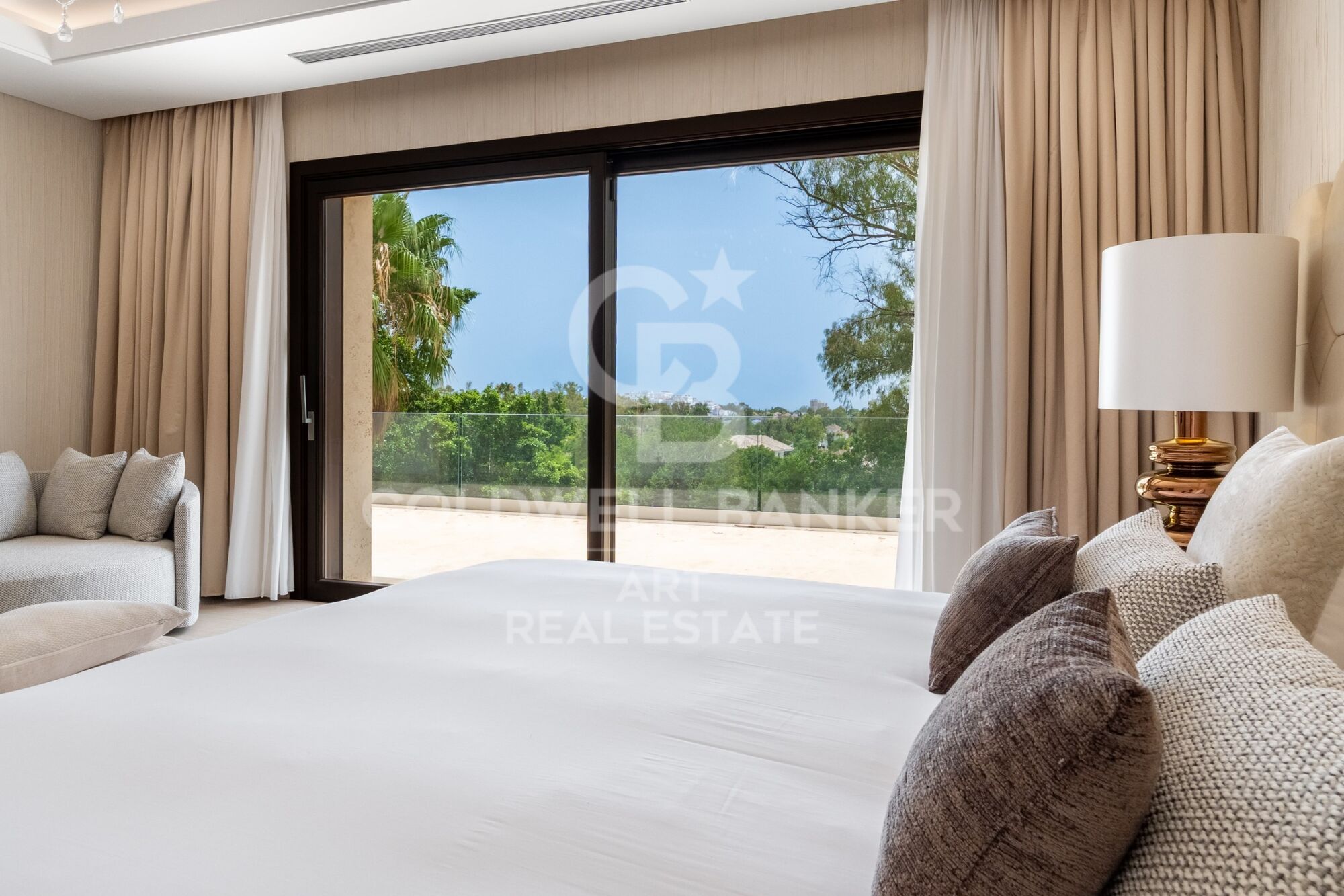 Résidence contemporaine en première ligne de golf avec vue sur la mer à Nueva Andalucía