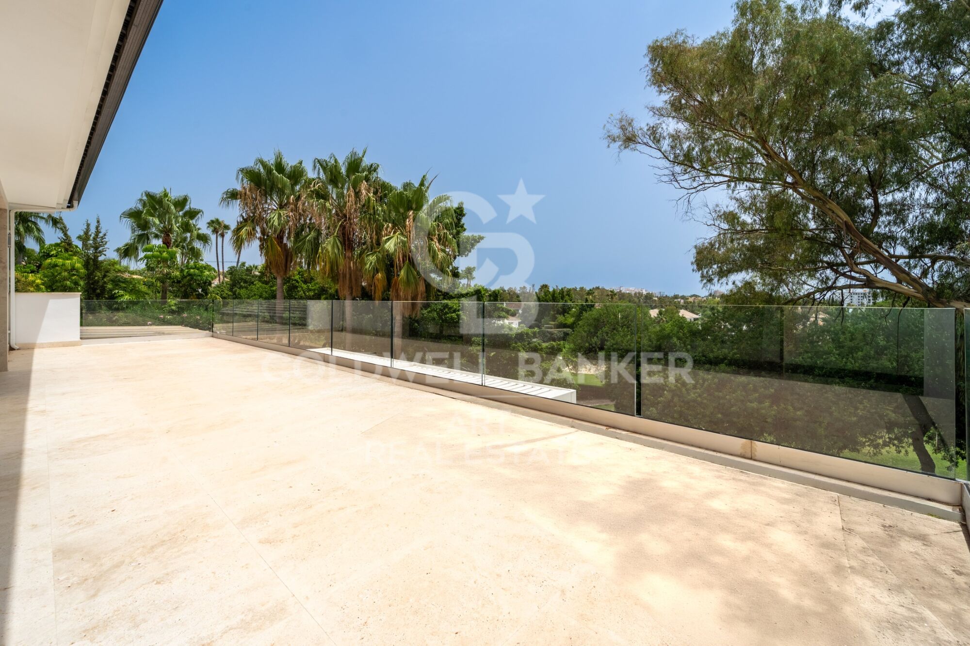 Résidence contemporaine en première ligne de golf avec vue sur la mer à Nueva Andalucía