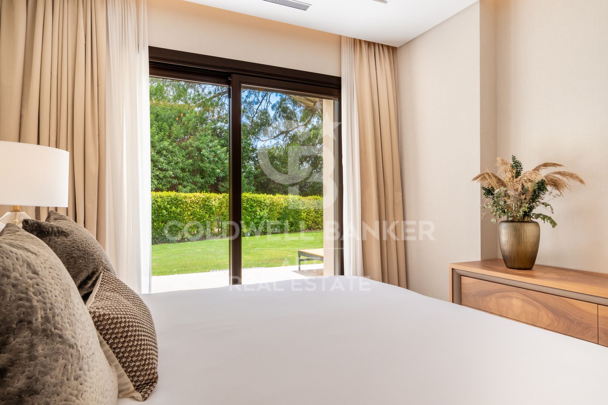 Résidence contemporaine en première ligne de golf avec vue sur la mer à Nueva Andalucía