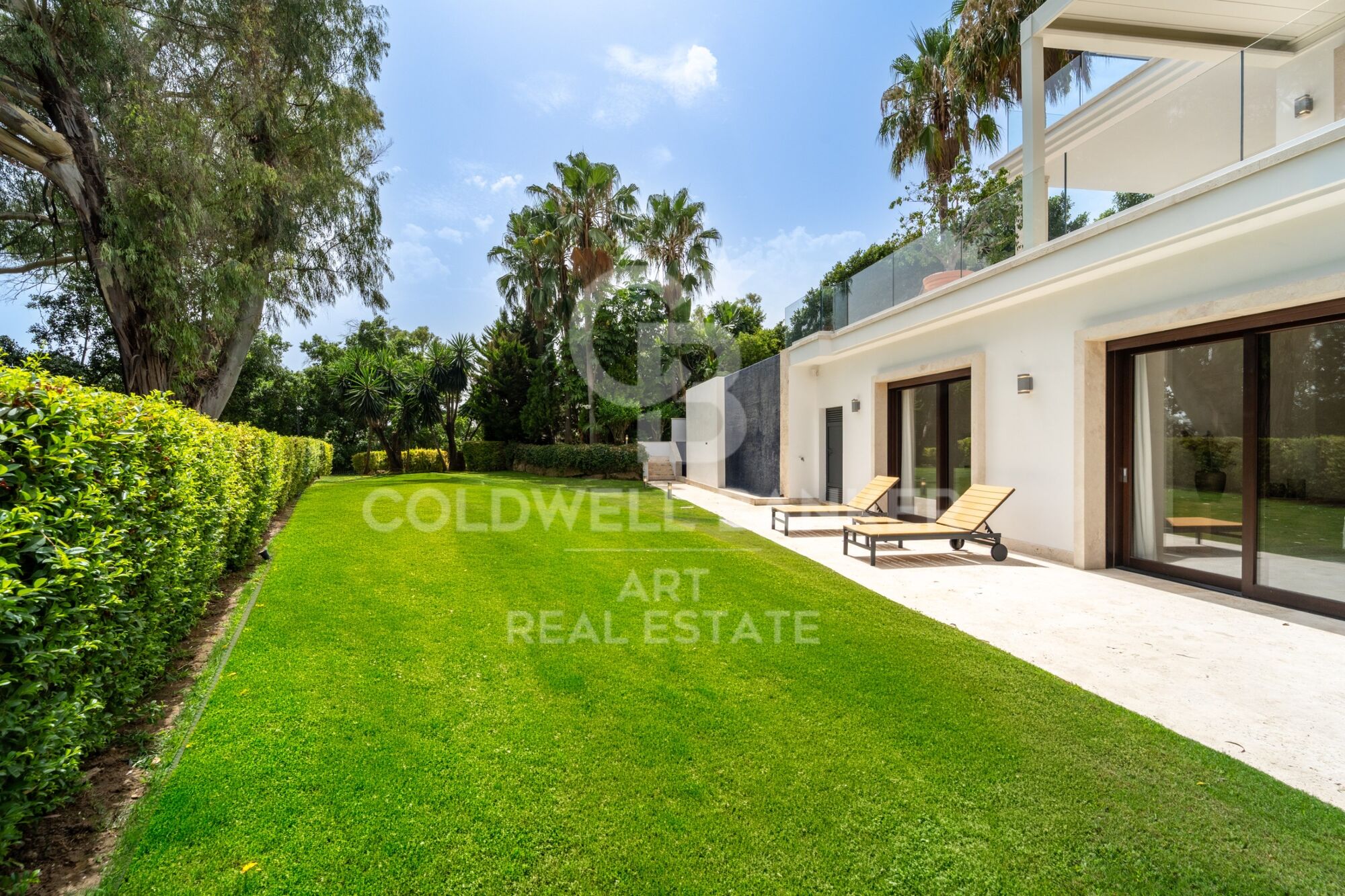 Résidence contemporaine en première ligne de golf avec vue sur la mer à Nueva Andalucía