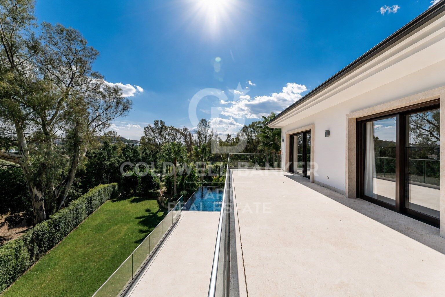 Résidence contemporaine en première ligne de golf avec vue sur la mer à Nueva Andalucía