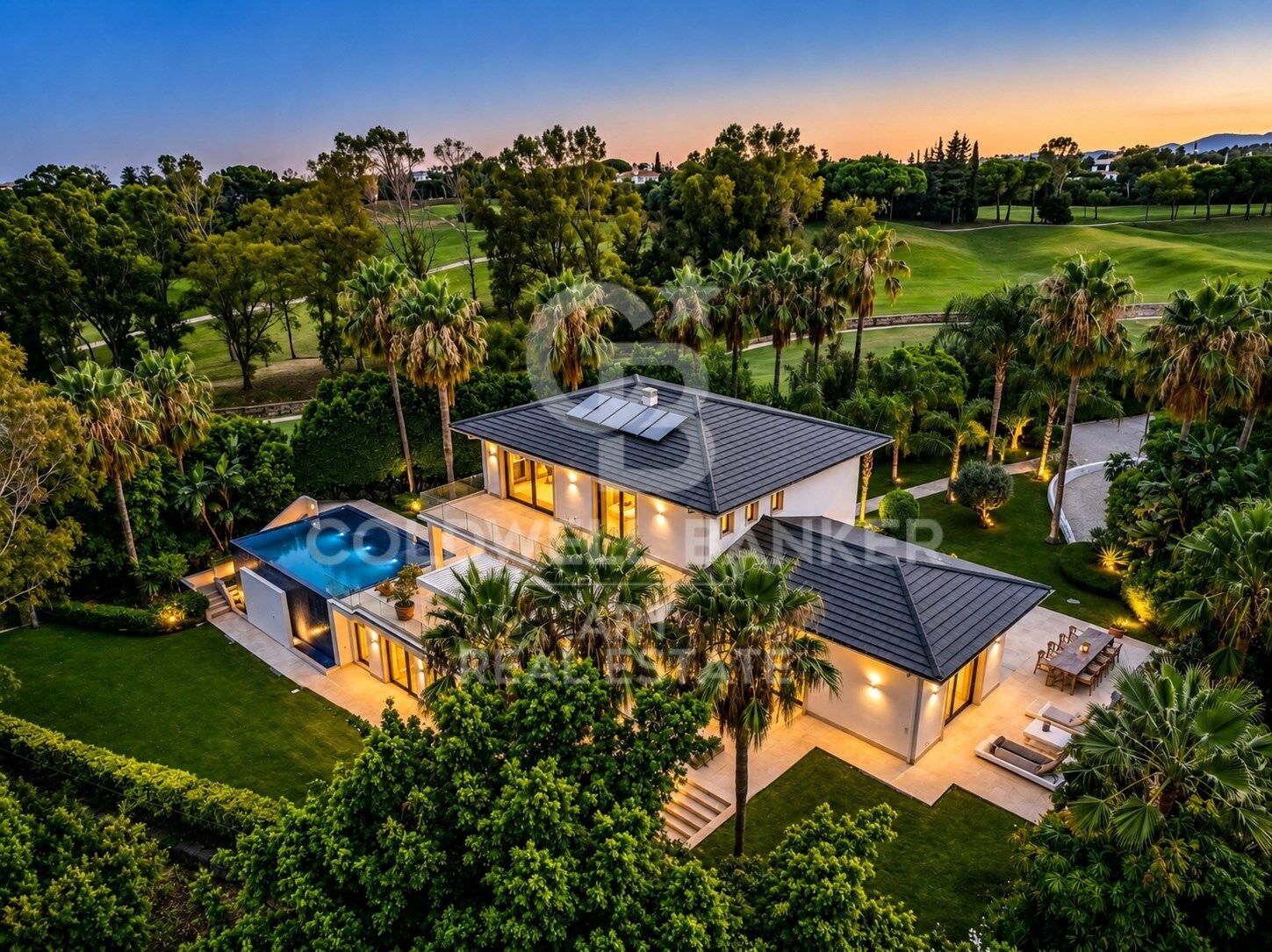 Résidence contemporaine en première ligne de golf avec vue sur la mer à Nueva Andalucía