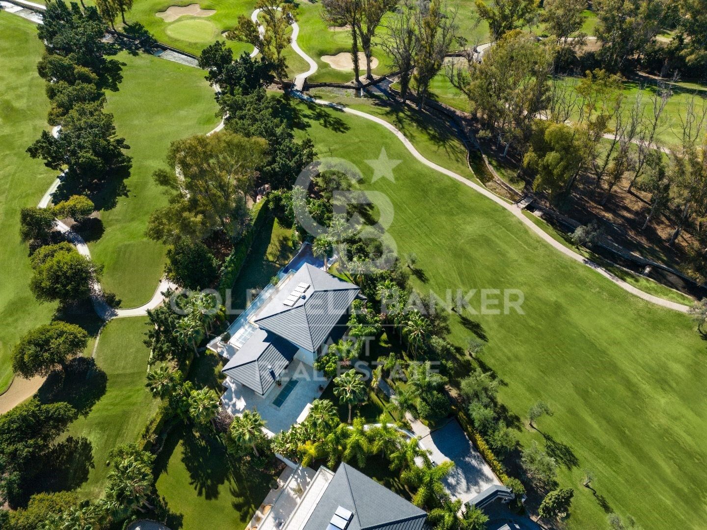 Résidence contemporaine en première ligne de golf avec vue sur la mer à Nueva Andalucía