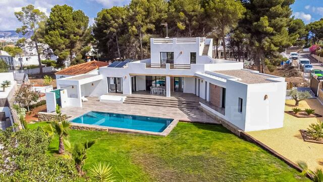 Elegante Designer-Villa nur wenige Schritte von Cala Blanca, Javea entfernt
