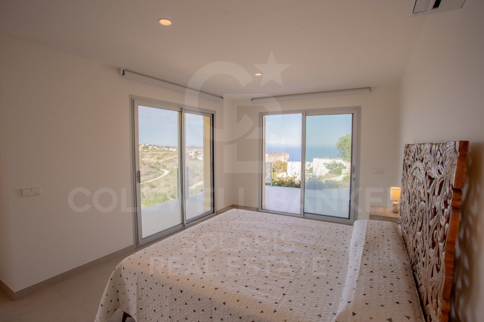 Villa Iris avec piscine à dégagement et vue sur la Méditerranée