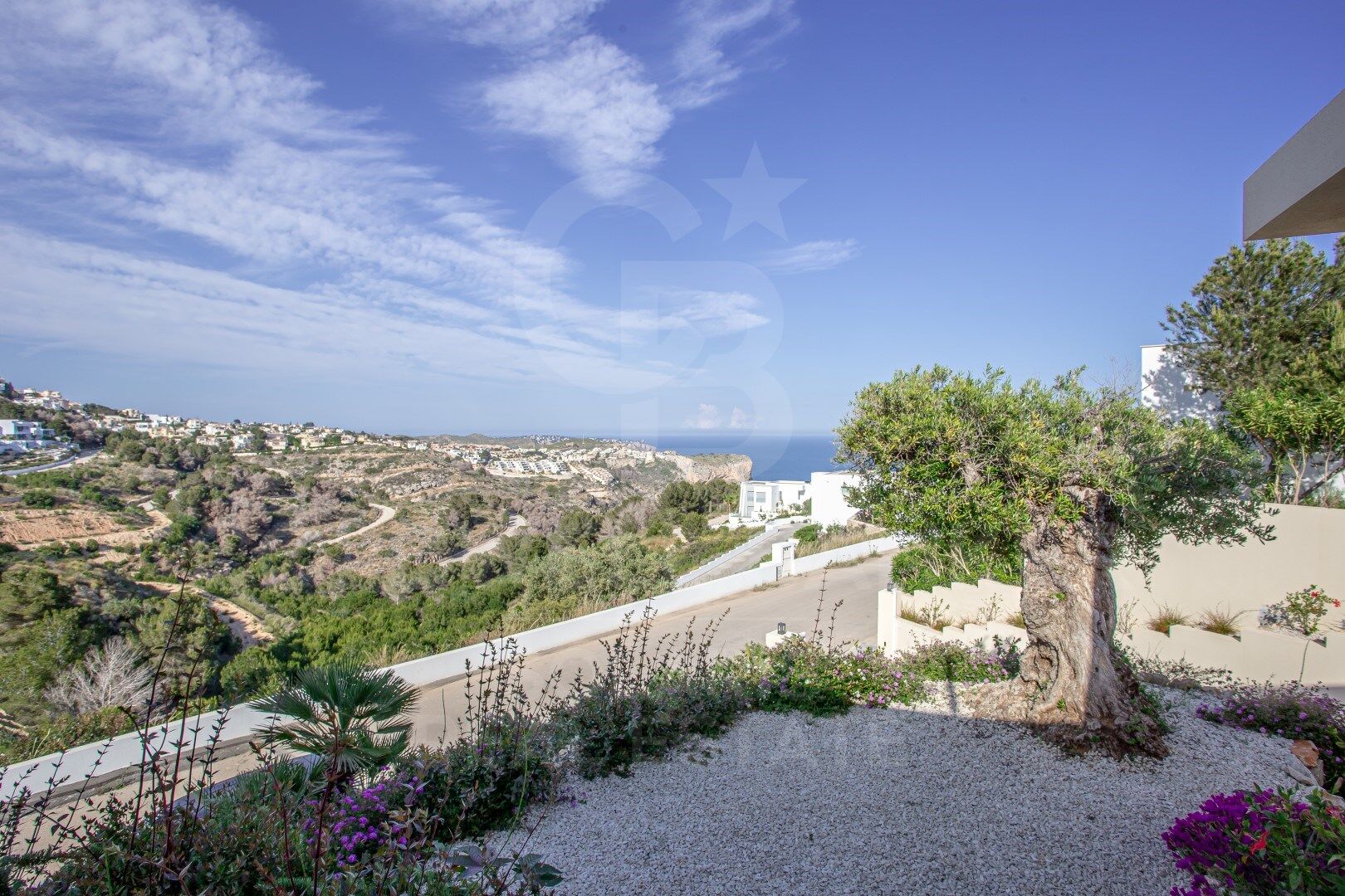 Villa Iris avec piscine à dégagement et vue sur la Méditerranée