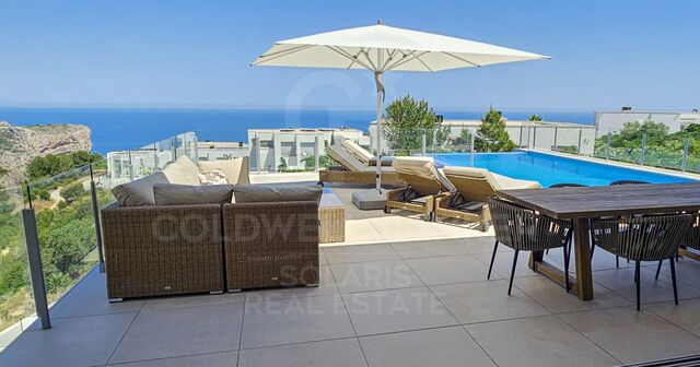 Villa Iris mit Infinity-Pool und Blick aufs Mittelmeer