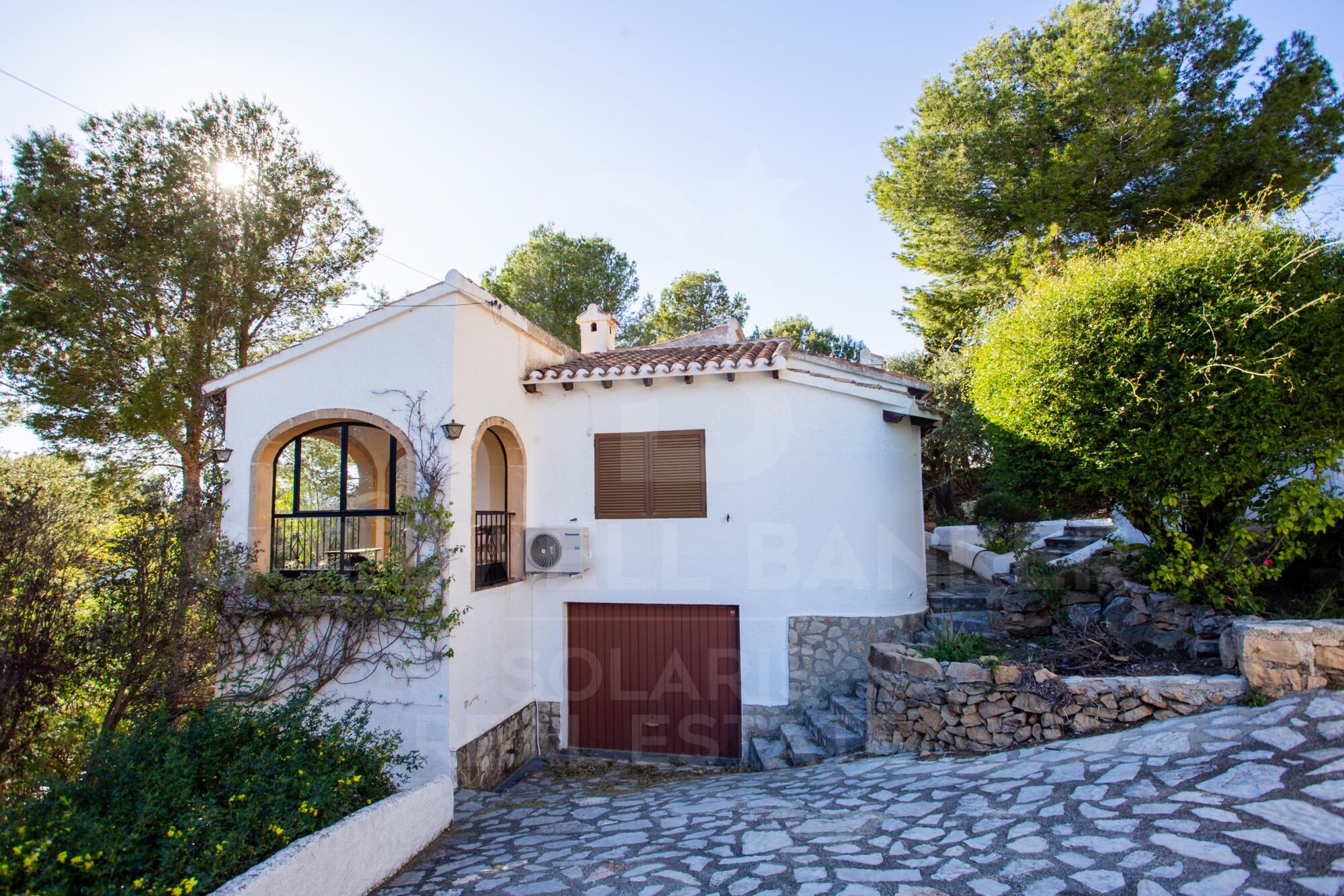 Encantadora villa en el Montgó con amplia parcela y potencial de ampliación