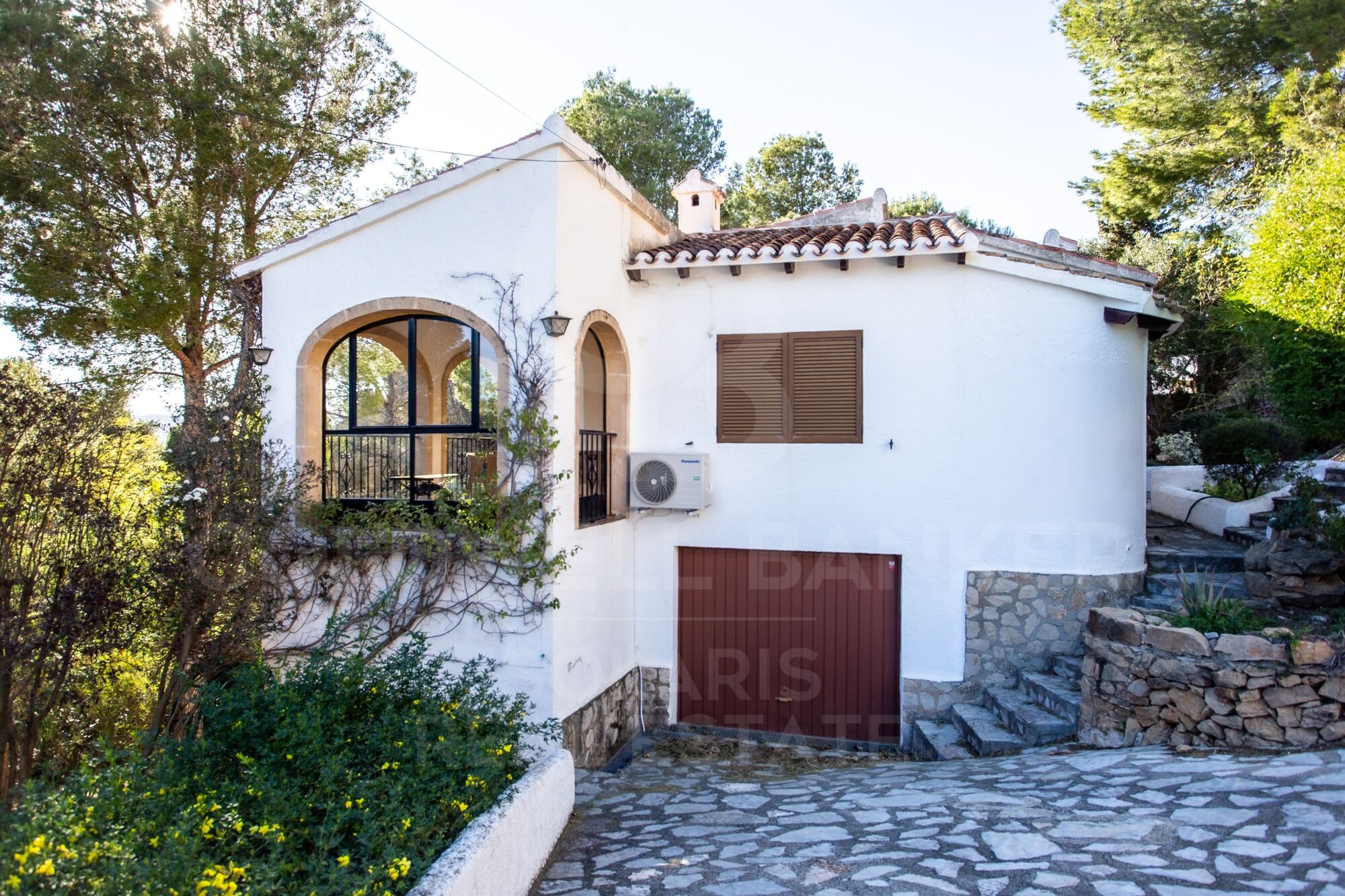 Encantadora villa en el Montgó con amplia parcela y potencial de ampliación