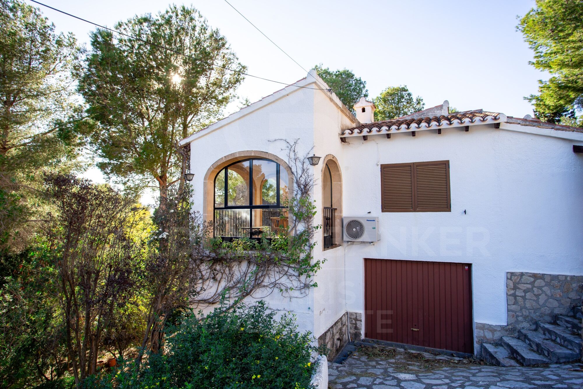 Encantadora villa en el Montgó con amplia parcela y potencial de ampliación