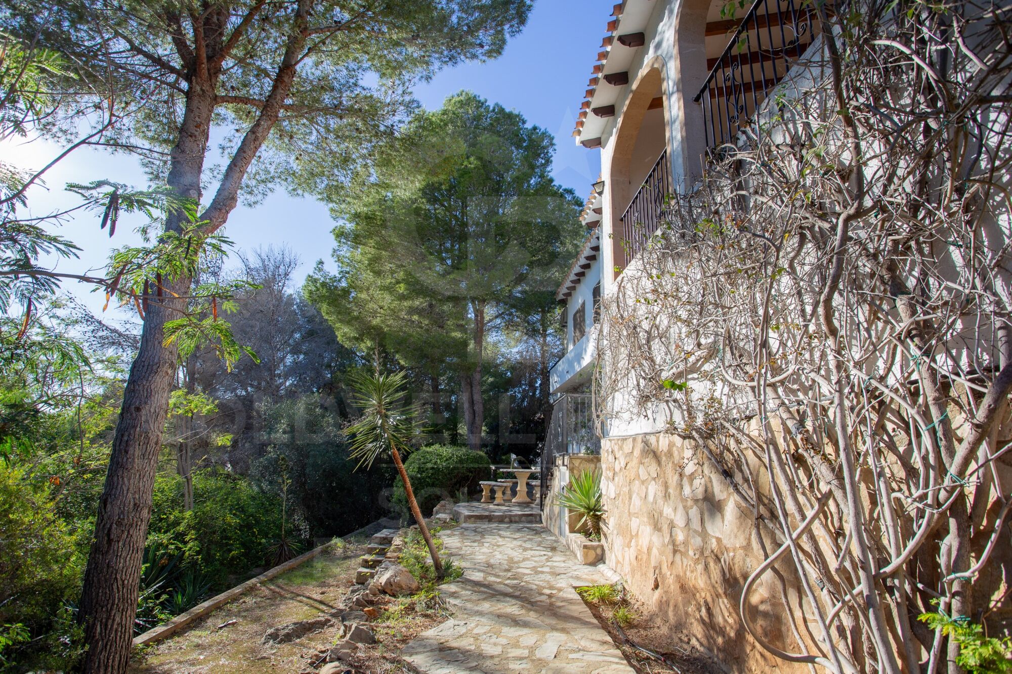 Encantadora villa en el Montgó con amplia parcela y potencial de ampliación