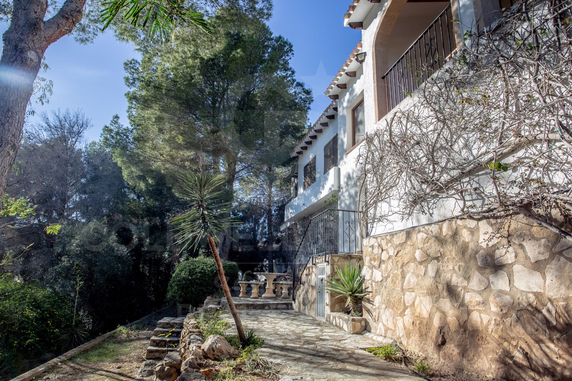 Encantadora villa en el Montgó con amplia parcela y potencial de ampliación
