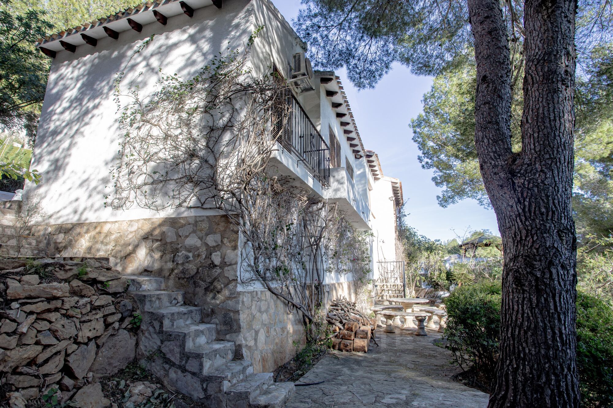 Encantadora villa en el Montgó con amplia parcela y potencial de ampliación