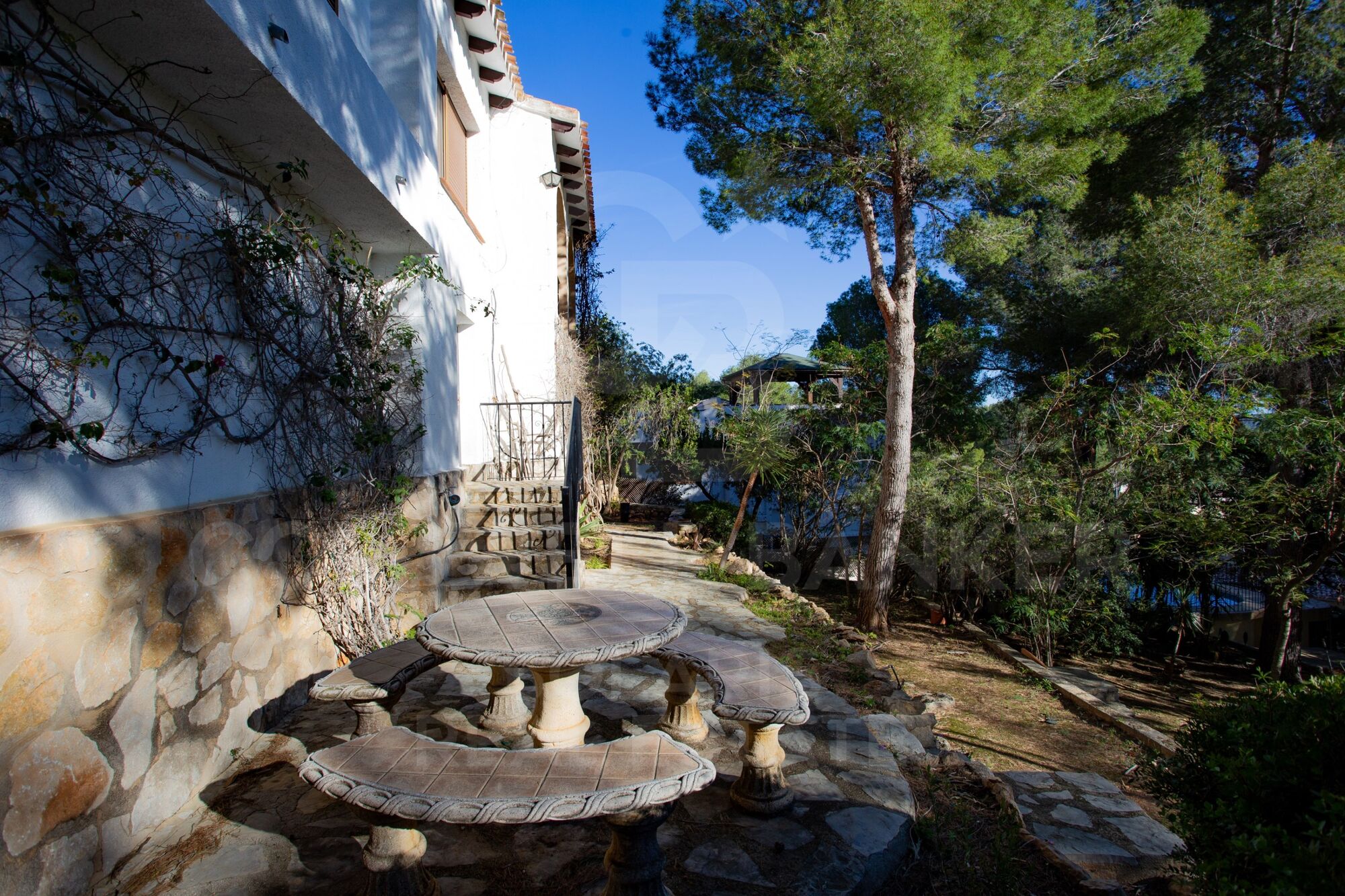 Encantadora villa en el Montgó con amplia parcela y potencial de ampliación