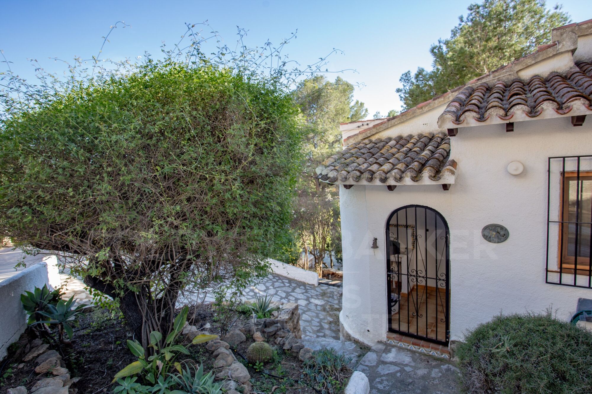 Encantadora villa en el Montgó con amplia parcela y potencial de ampliación