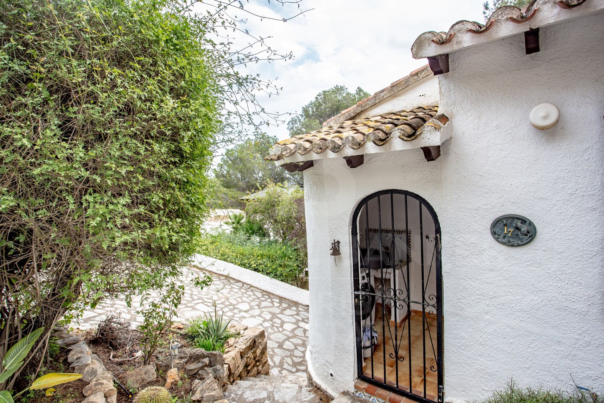 Encantadora villa en el Montgó con amplia parcela y potencial de ampliación
