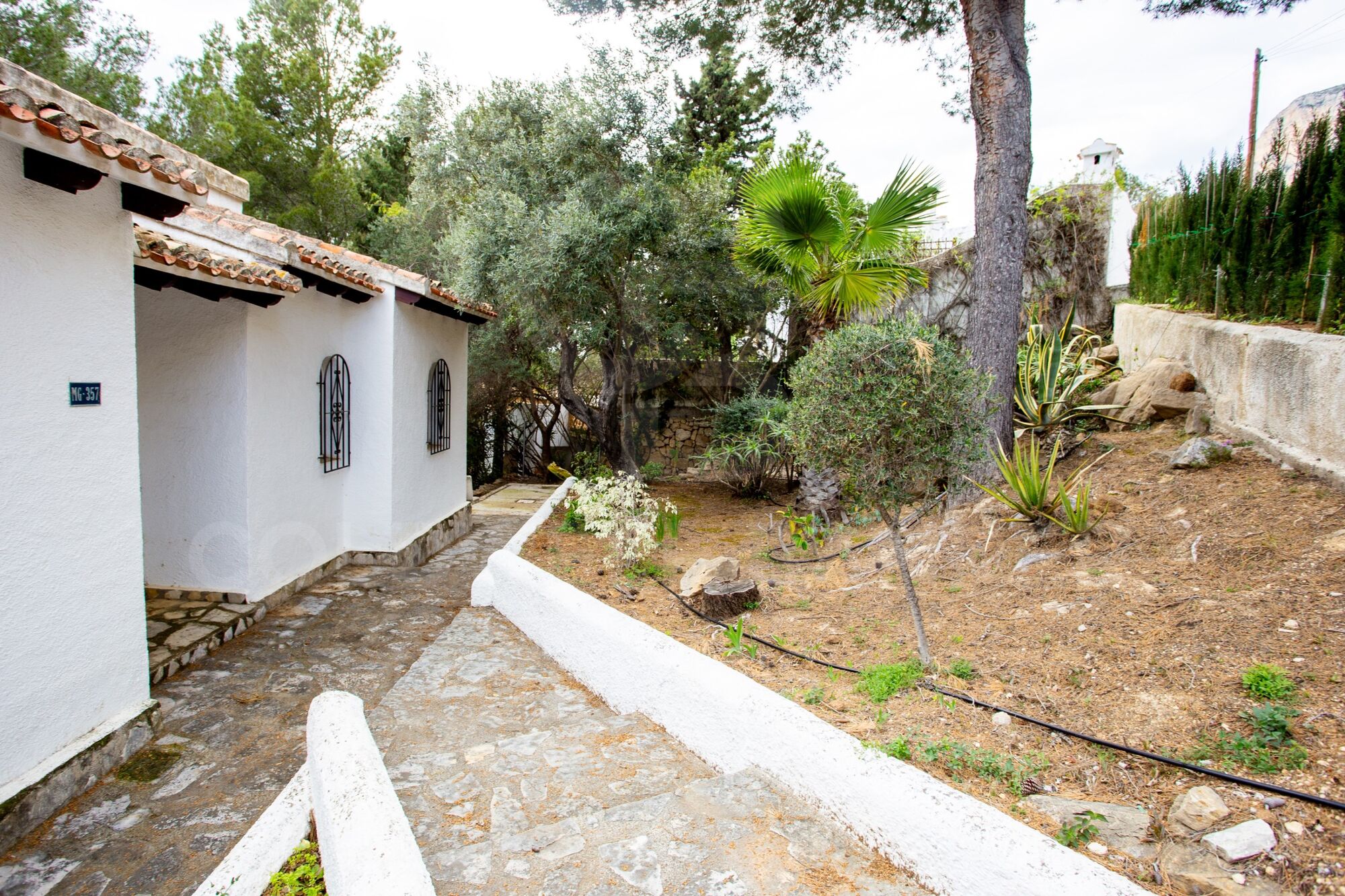 Encantadora villa en el Montgó con amplia parcela y potencial de ampliación