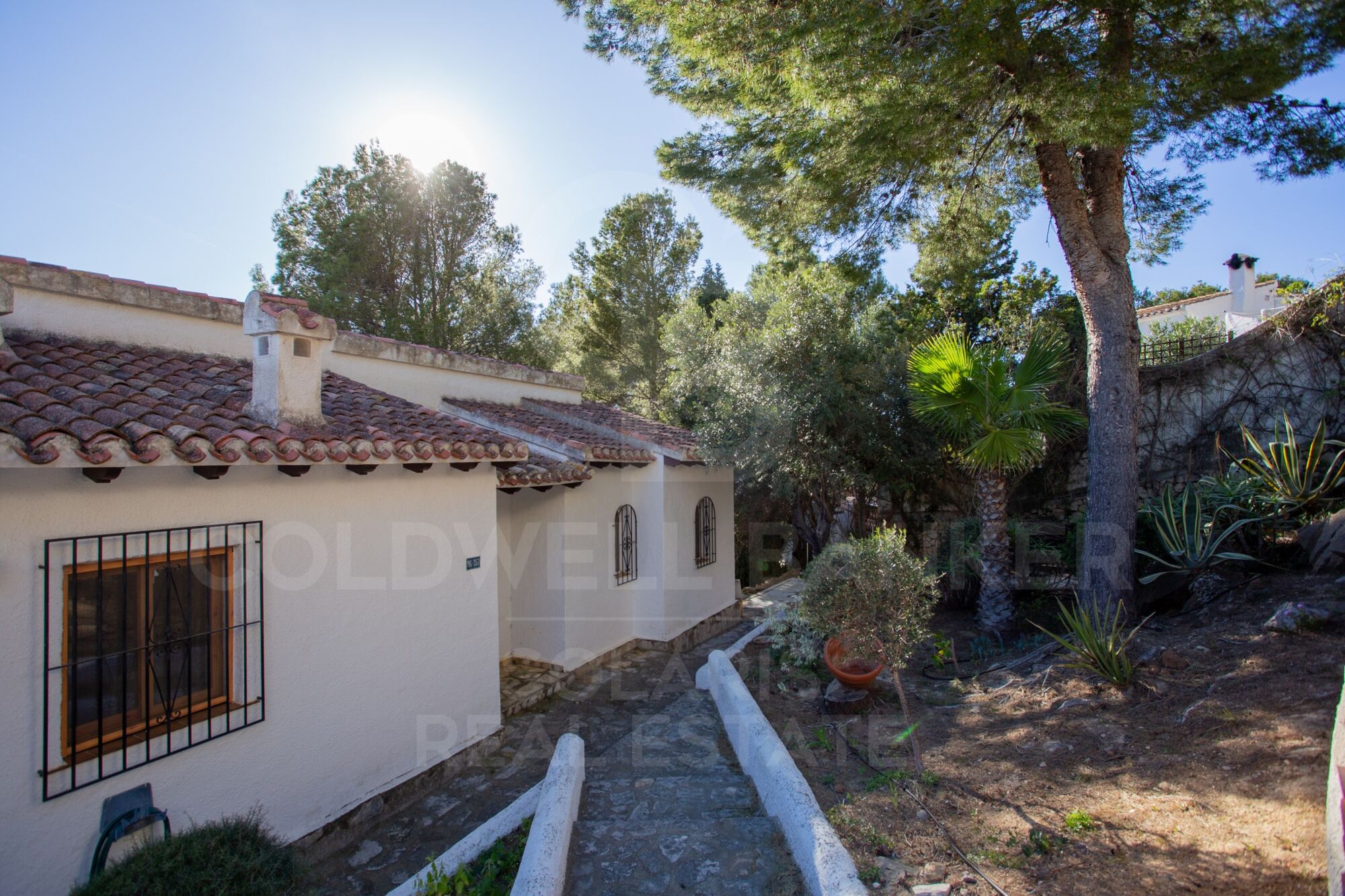 Encantadora villa en el Montgó con amplia parcela y potencial de ampliación
