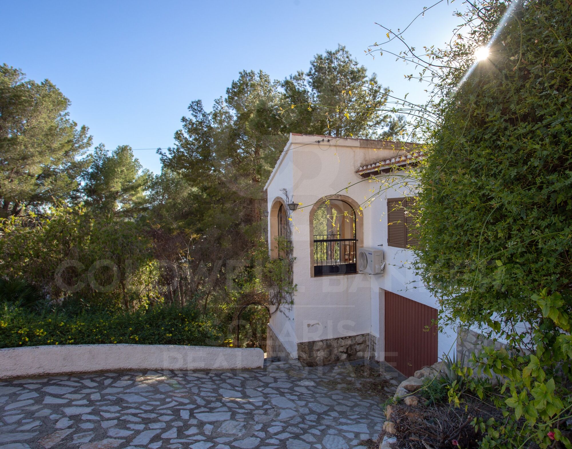 Encantadora villa en el Montgó con amplia parcela y potencial de ampliación