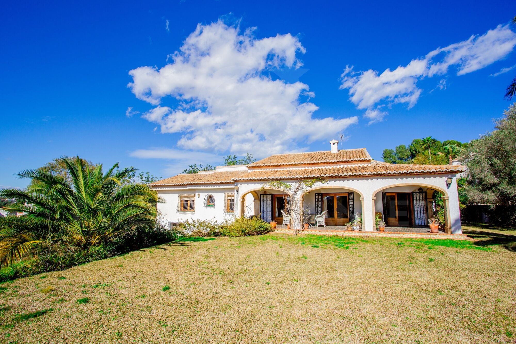 Spacious villa on one floor with a large plot and great development potential