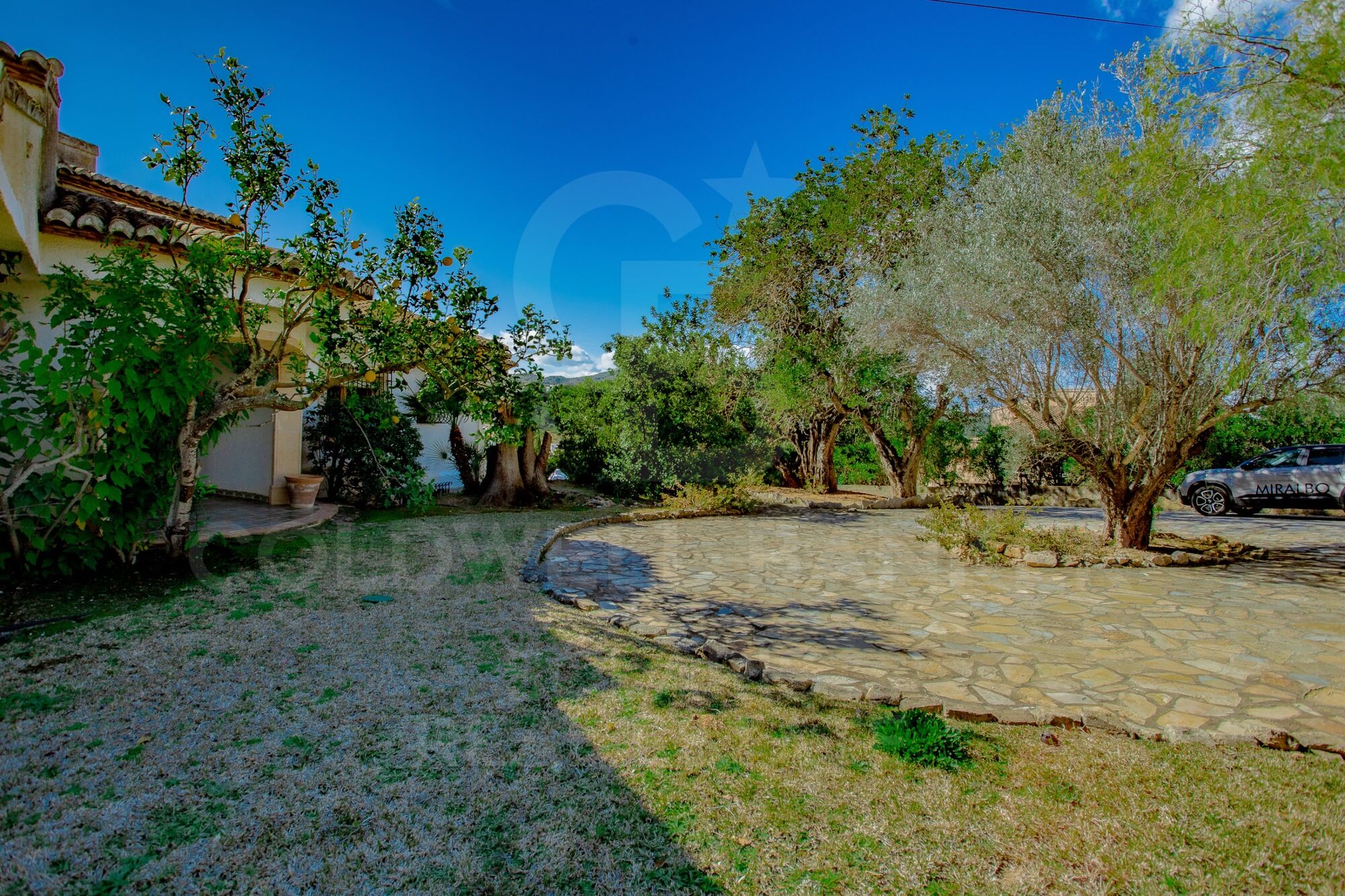Spacious villa on one floor with a large plot and great development potential