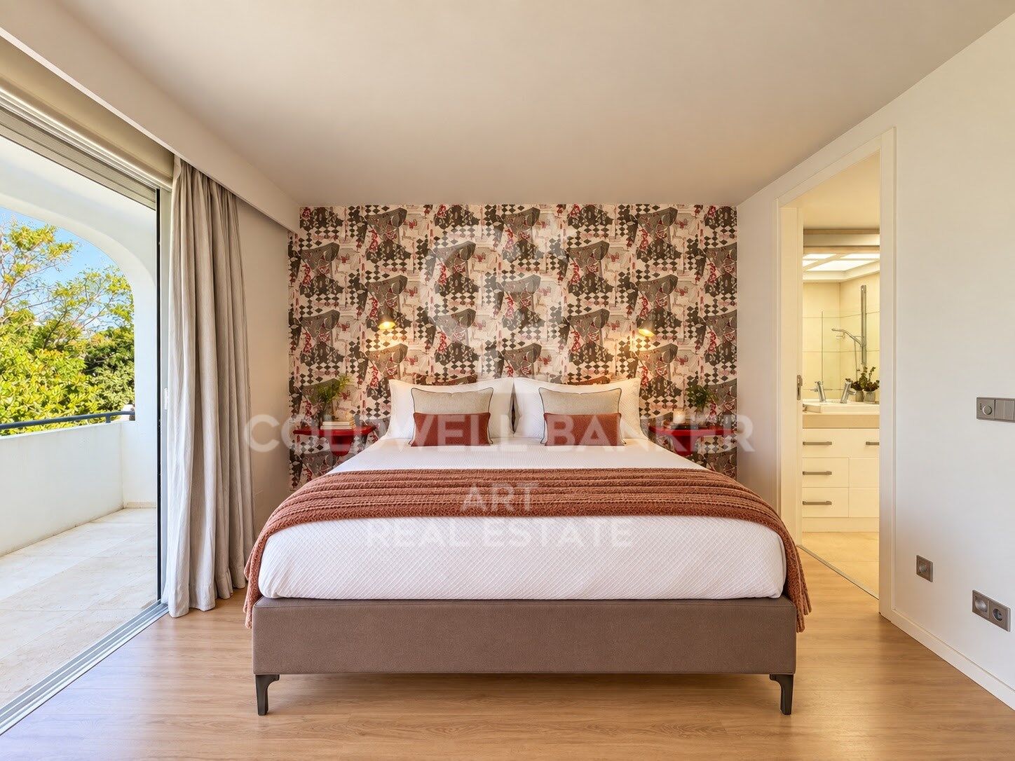 Townhouse with La Concha Views in the Heart of Golf Valley