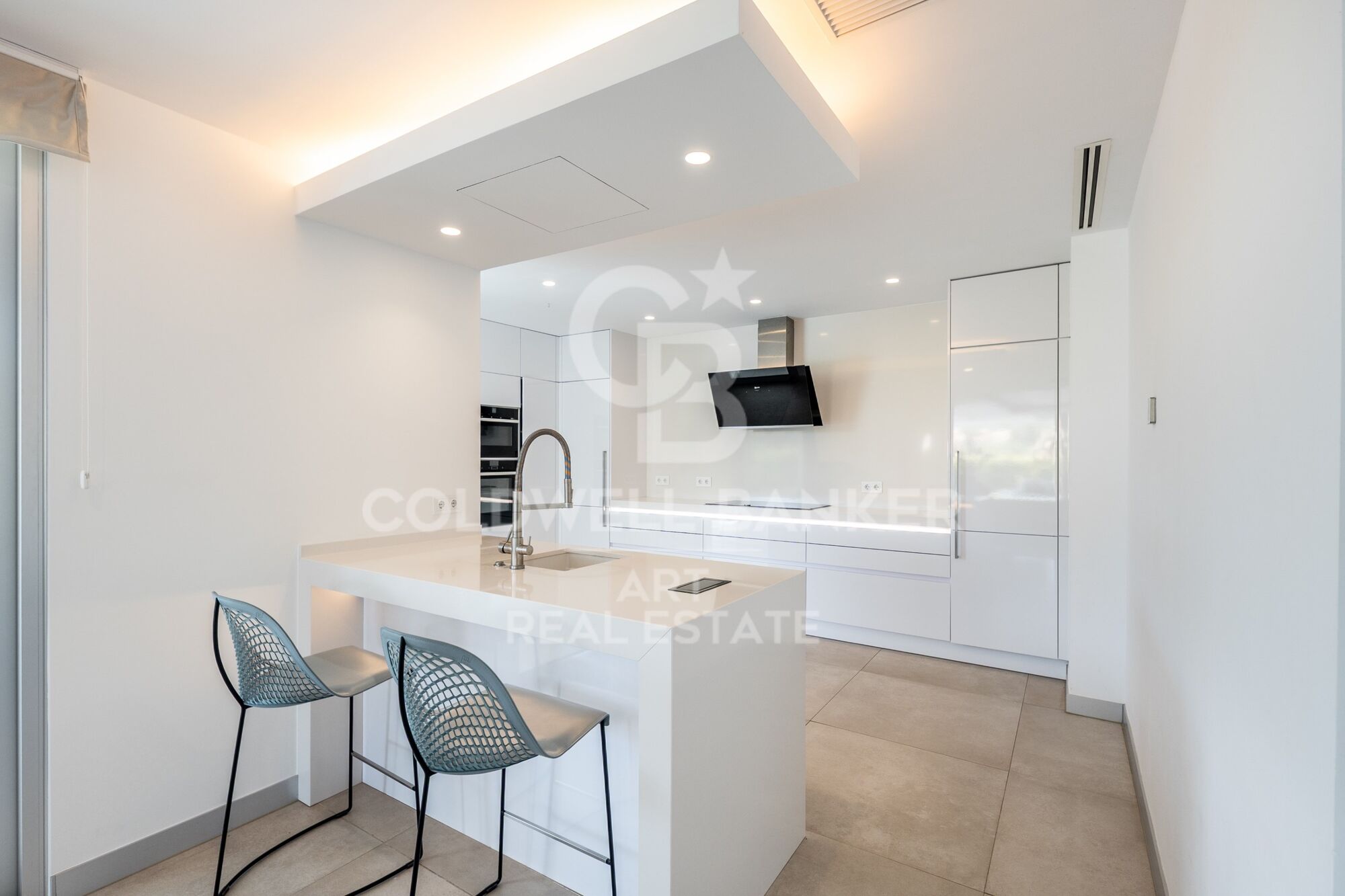 Contemporary Villa by the Golf Course with Panoramic Views