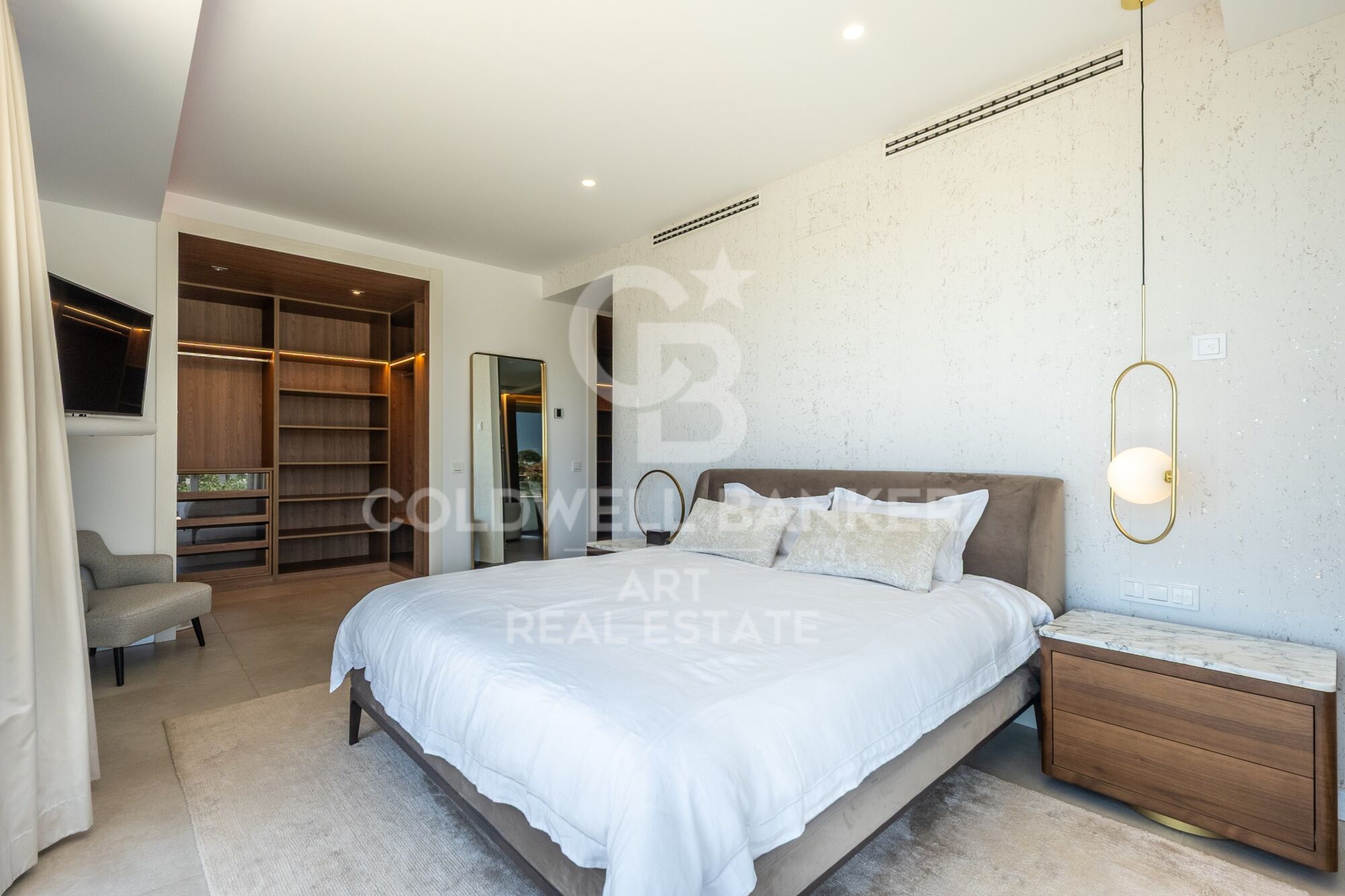 Contemporary Villa by the Golf Course with Panoramic Views