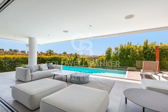 Zeitgenössische Villa am Golfplatz mit Panoramablick