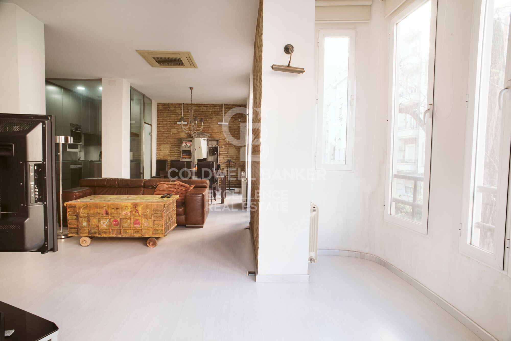 Piso contemporáneo para entrar a vivir en calle Ciscar, L'Eixample.