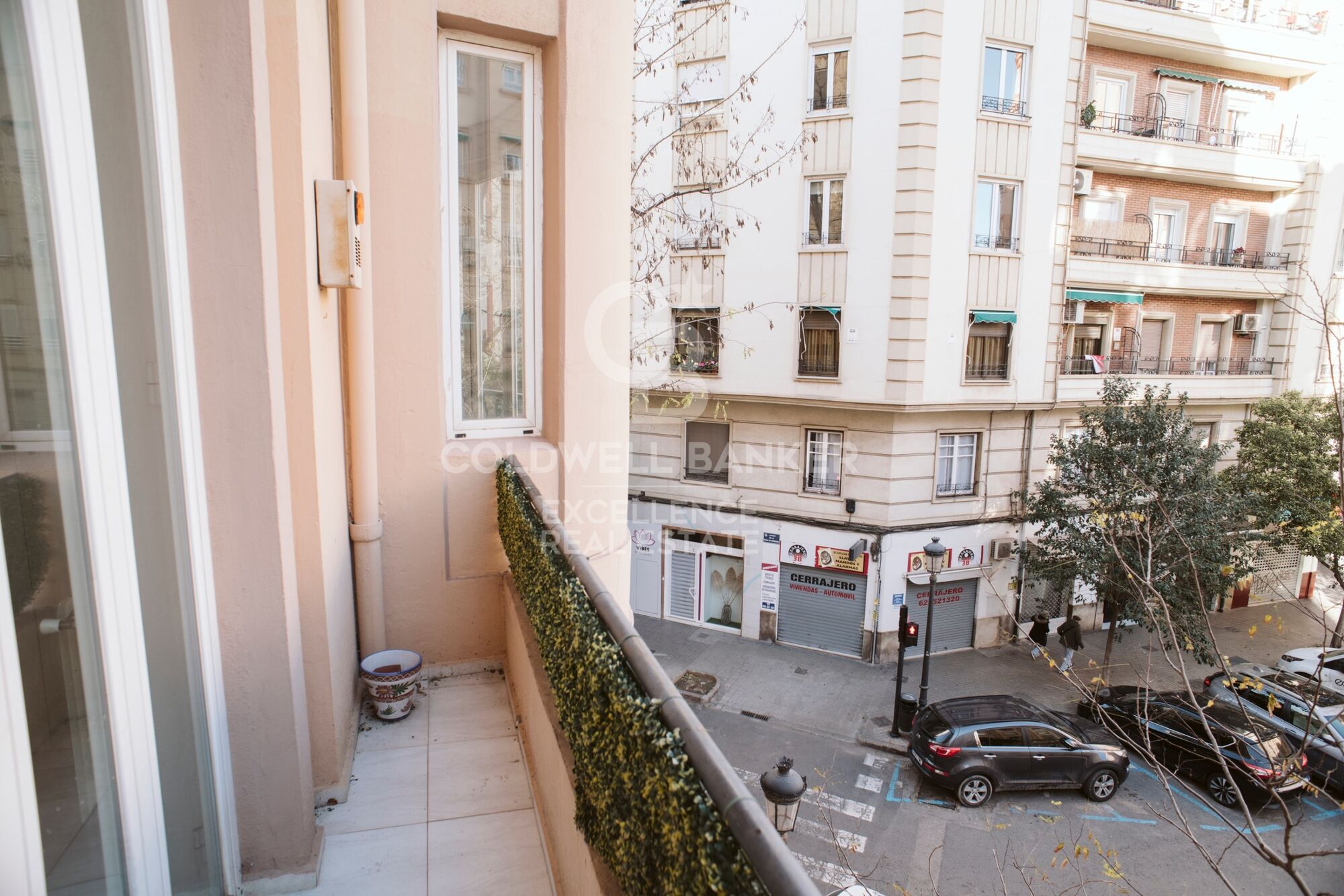 Piso contemporáneo para entrar a vivir en calle Ciscar, L'Eixample.
