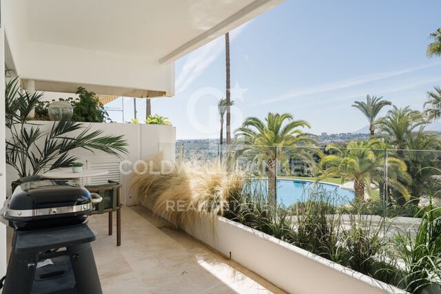 Apartamento reformado con vistas al mar en la Milla de Oro de Marbella