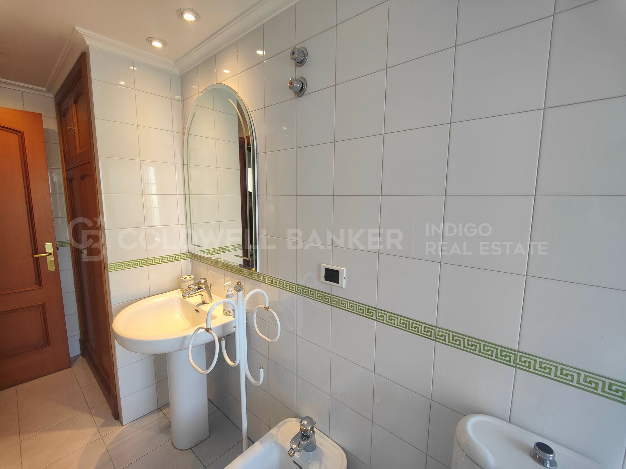 Exclusividad y Calidez a Pasos del Atlántico: Residencia Premium en Nigrán