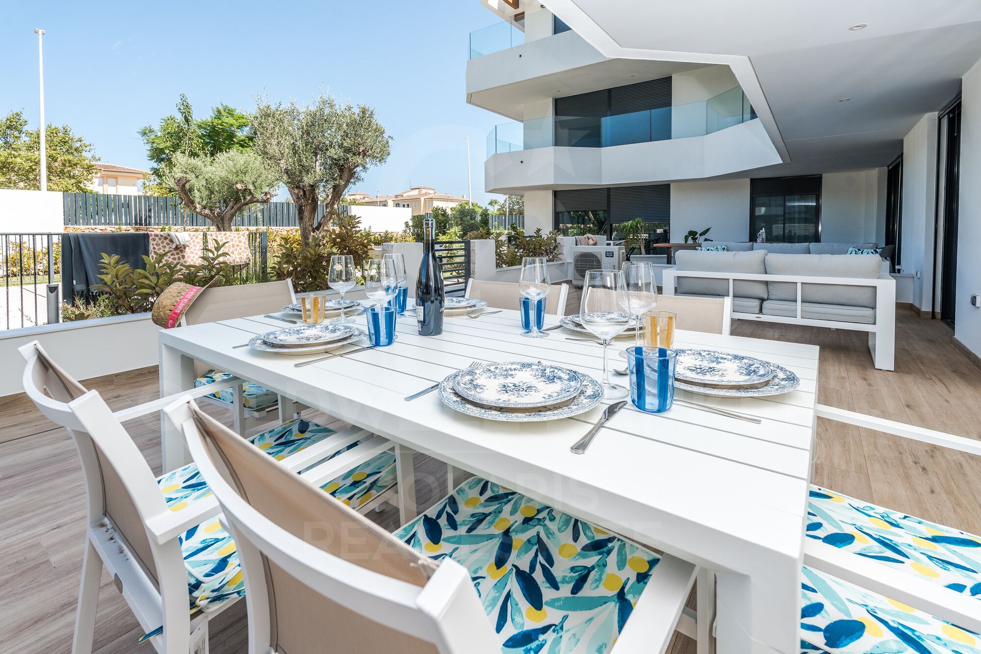 Modern 3-bedroom flat with terrace, parking and storage room for long-term rent