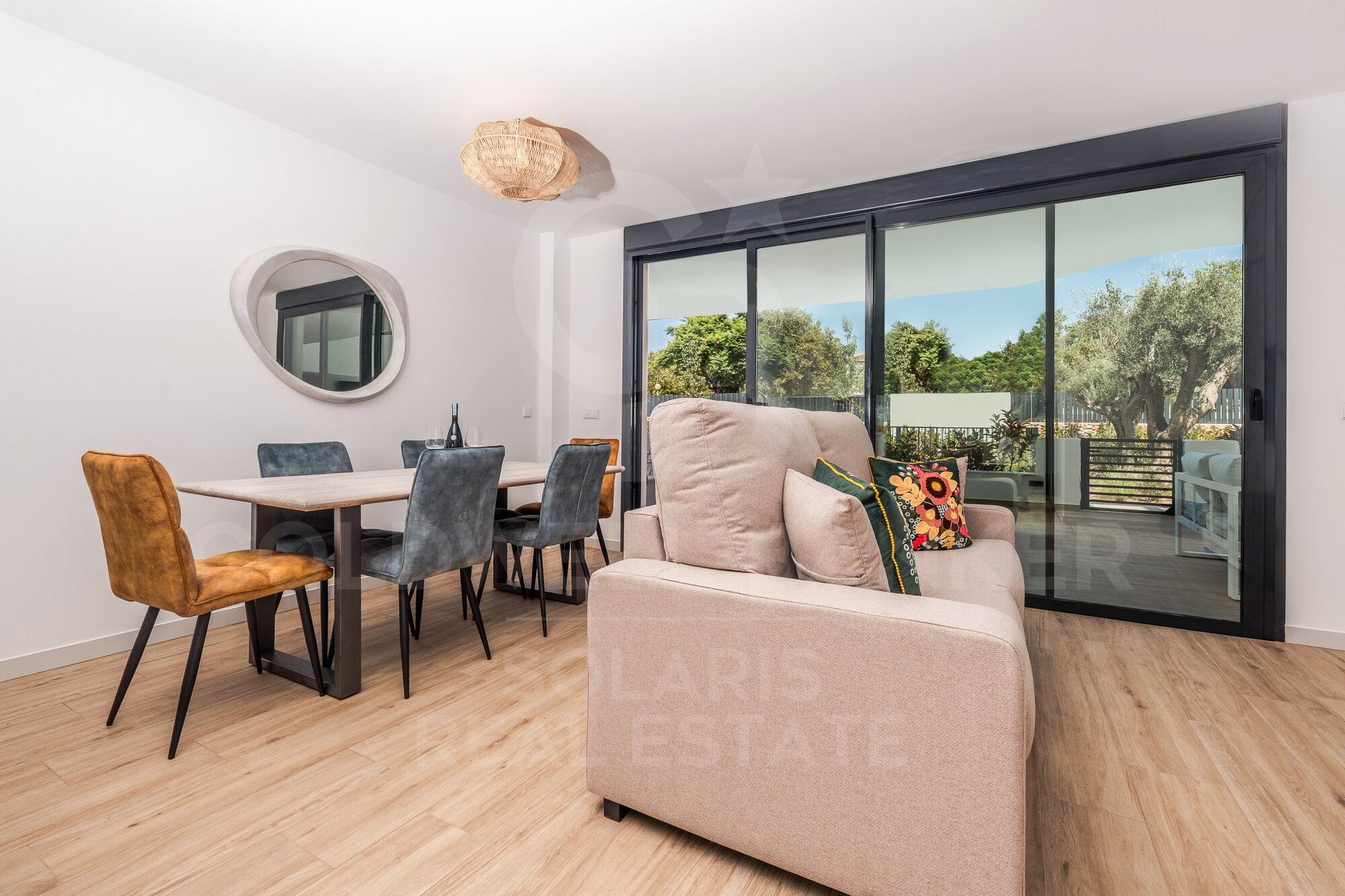 Modern 3-bedroom flat with terrace, parking and storage room for long-term rent