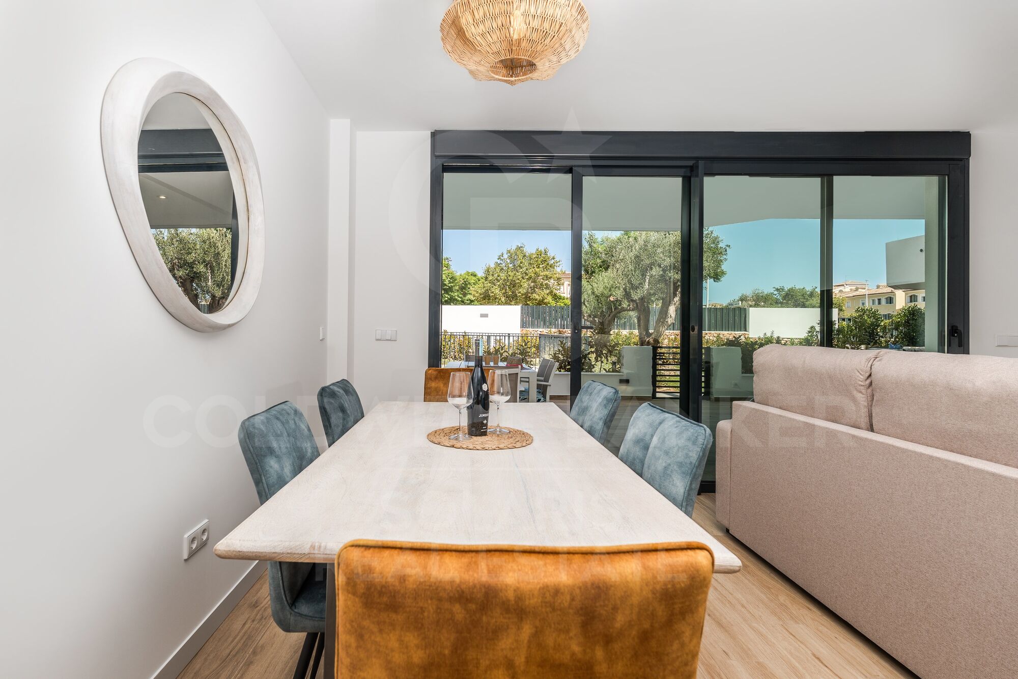 Modern 3-bedroom flat with terrace, parking and storage room for long-term rent