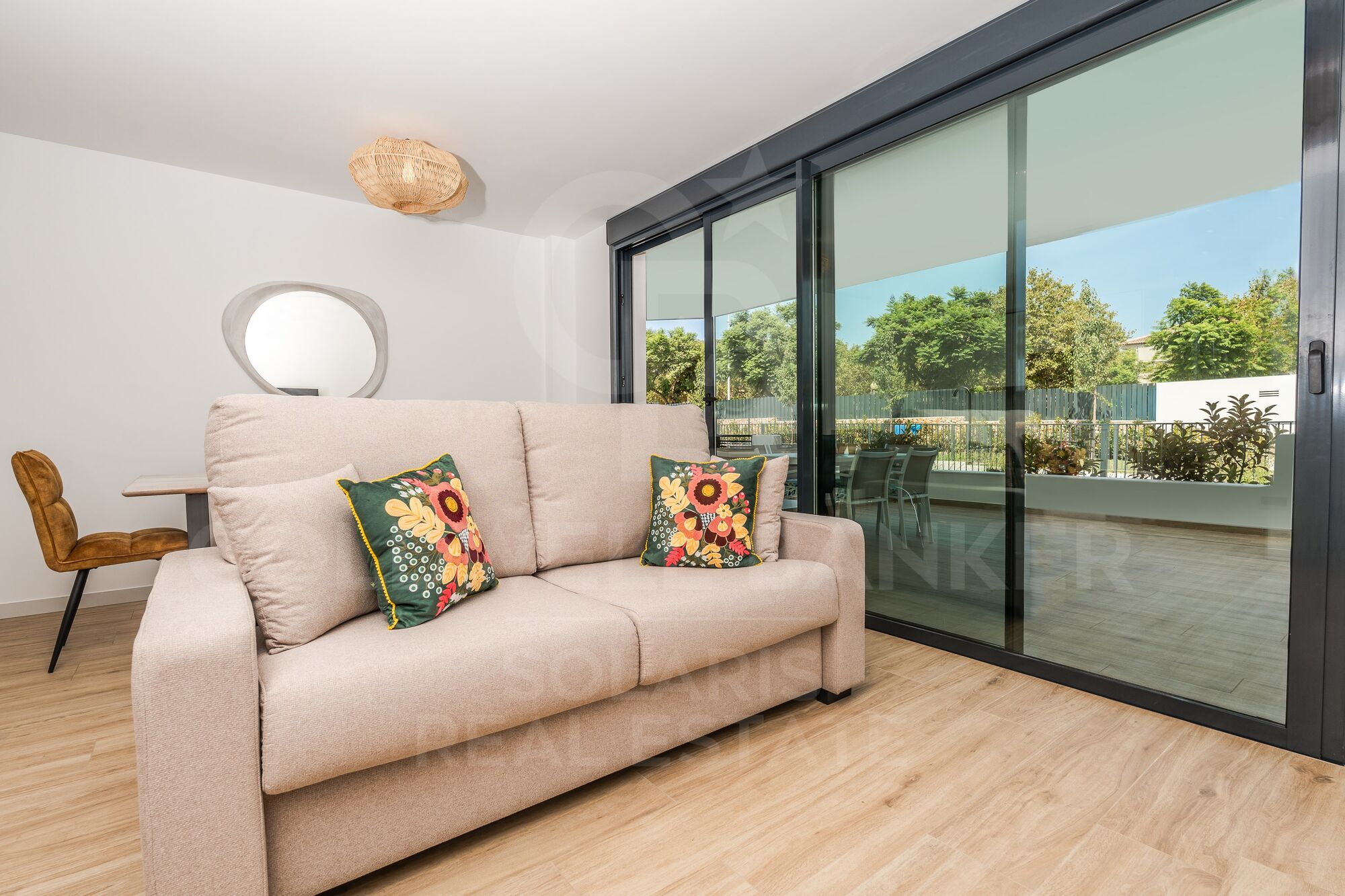 Modern 3-bedroom flat with terrace, parking and storage room for long-term rent