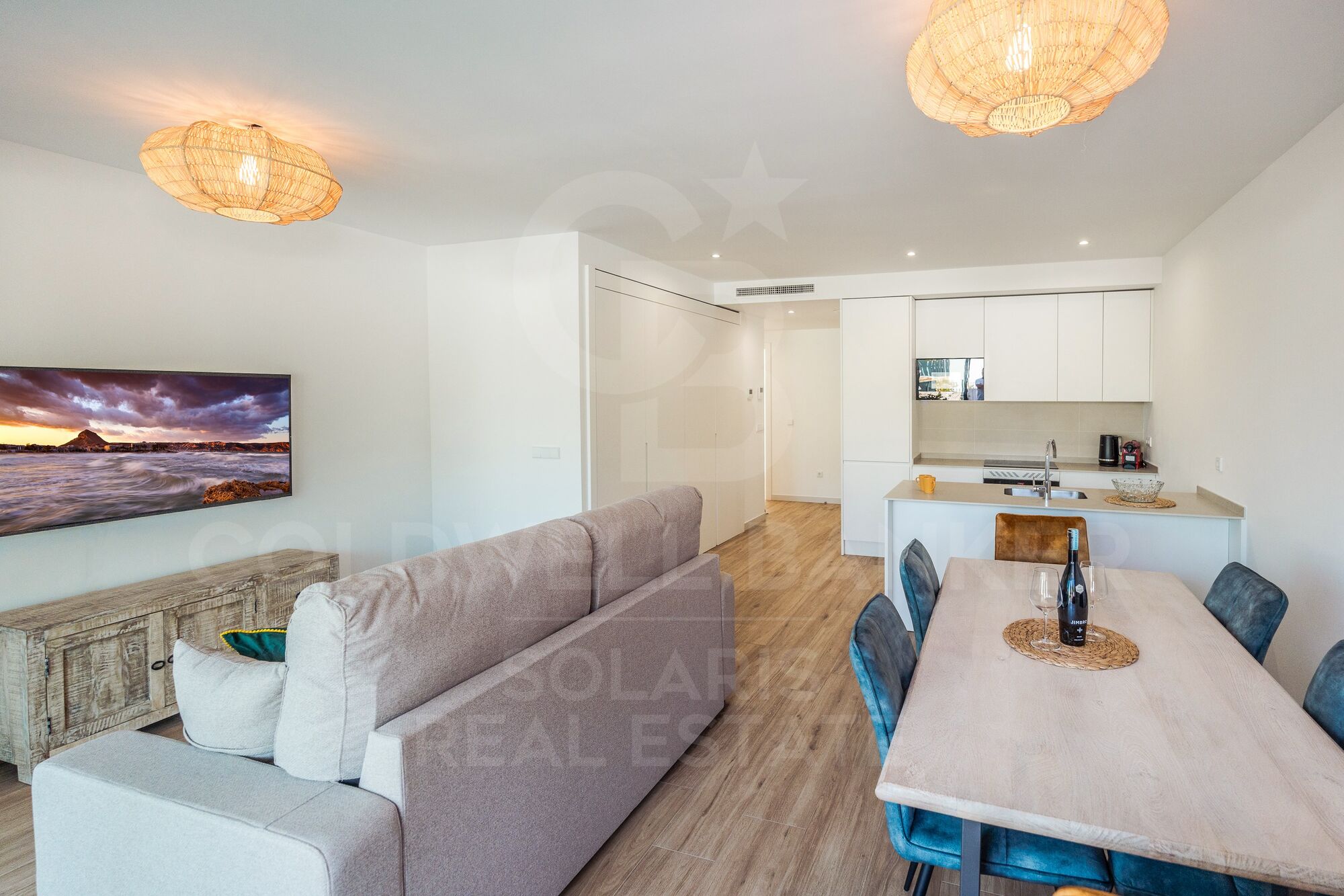 Modern 3-bedroom flat with terrace, parking and storage room for long-term rent