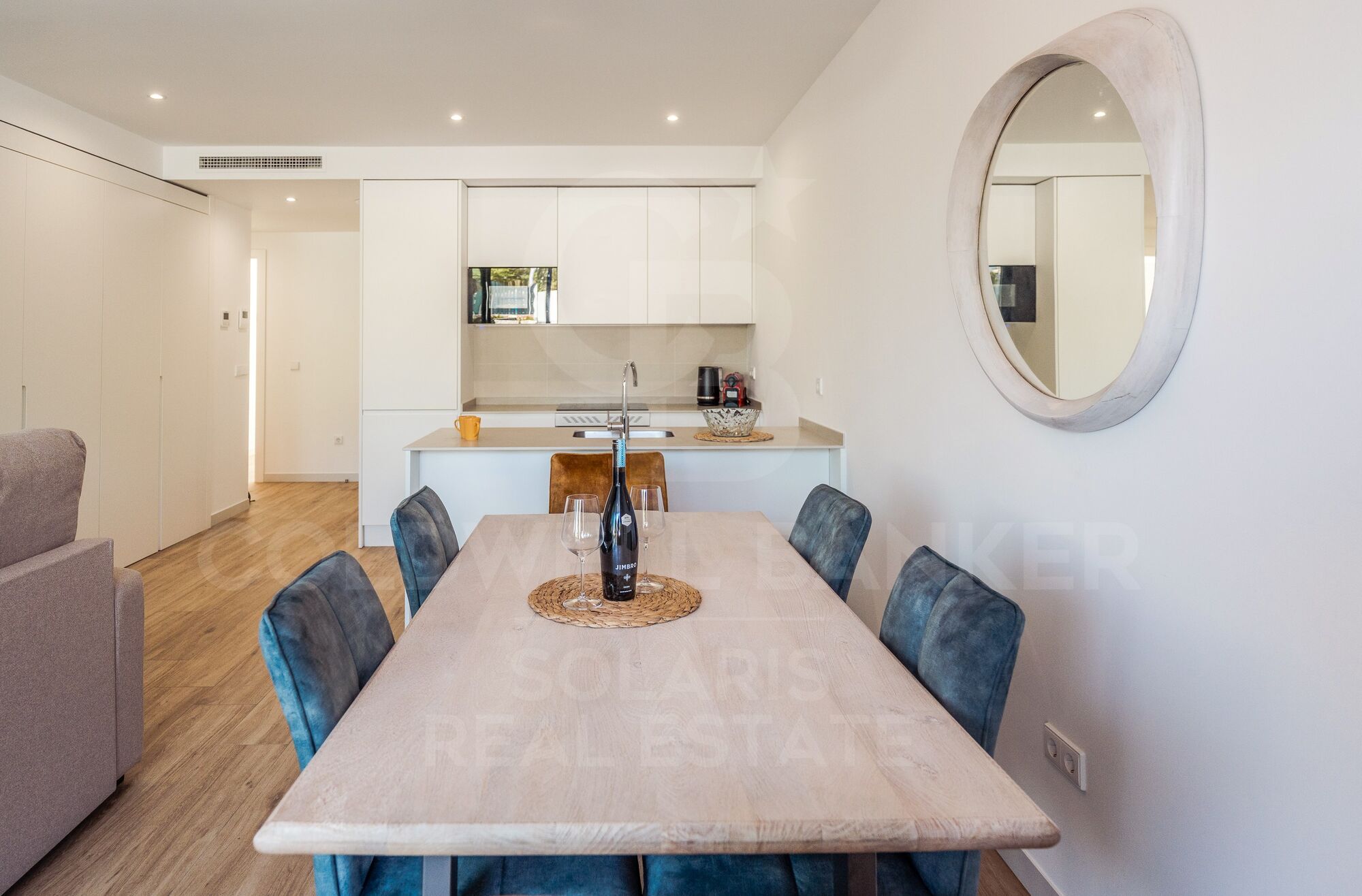 Modern 3-bedroom flat with terrace, parking and storage room for long-term rent