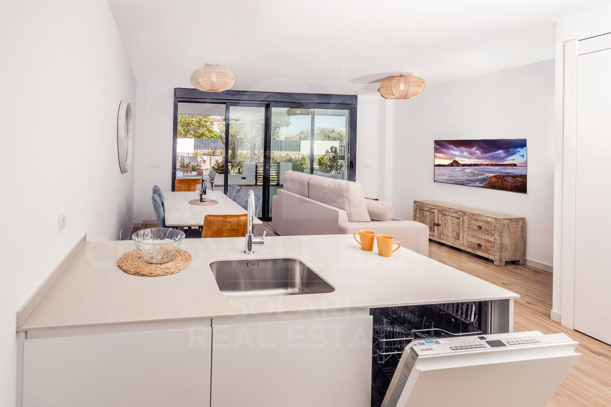 Modern 3-bedroom flat with terrace, parking and storage room for long-term rent
