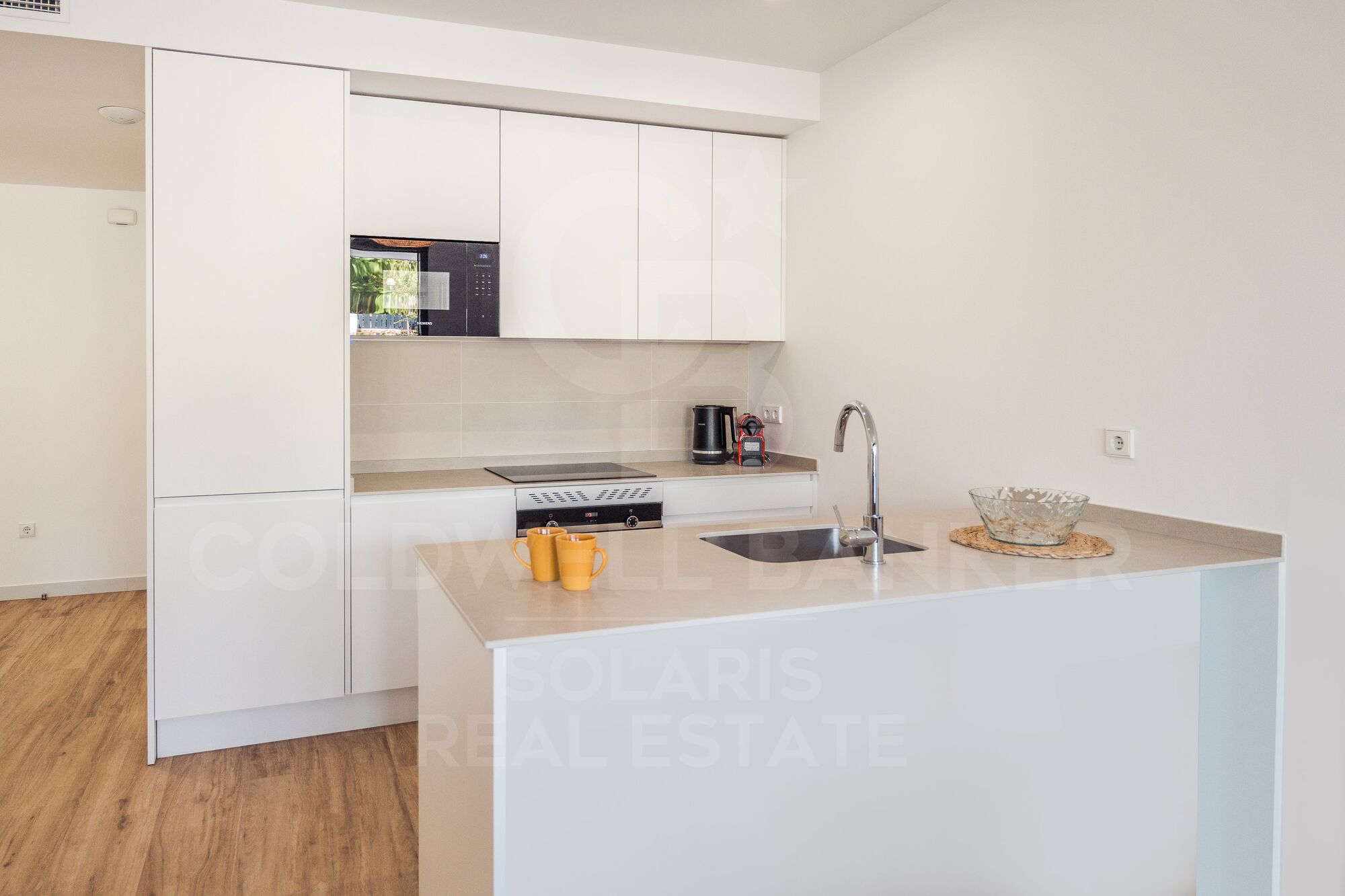 Modern 3-bedroom flat with terrace, parking and storage room for long-term rent