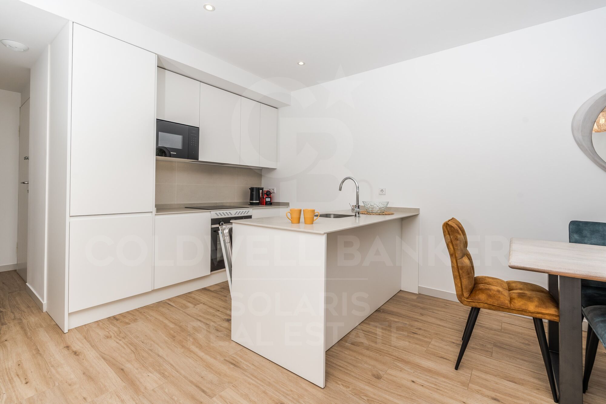 Modern 3-bedroom flat with terrace, parking and storage room for long-term rent