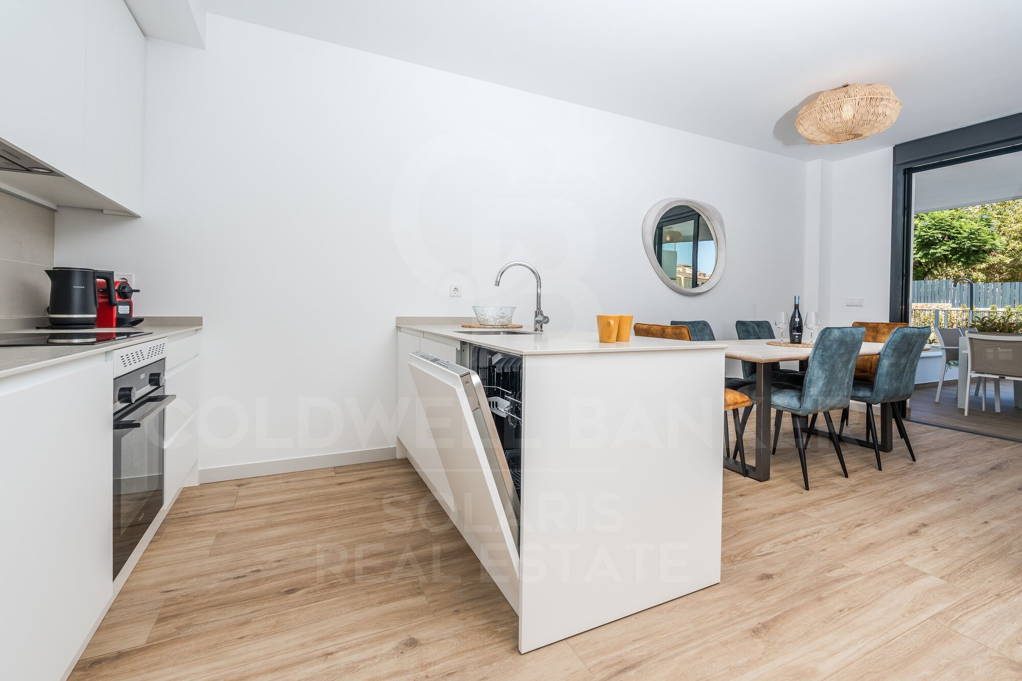 Modern 3-bedroom flat with terrace, parking and storage room for long-term rent