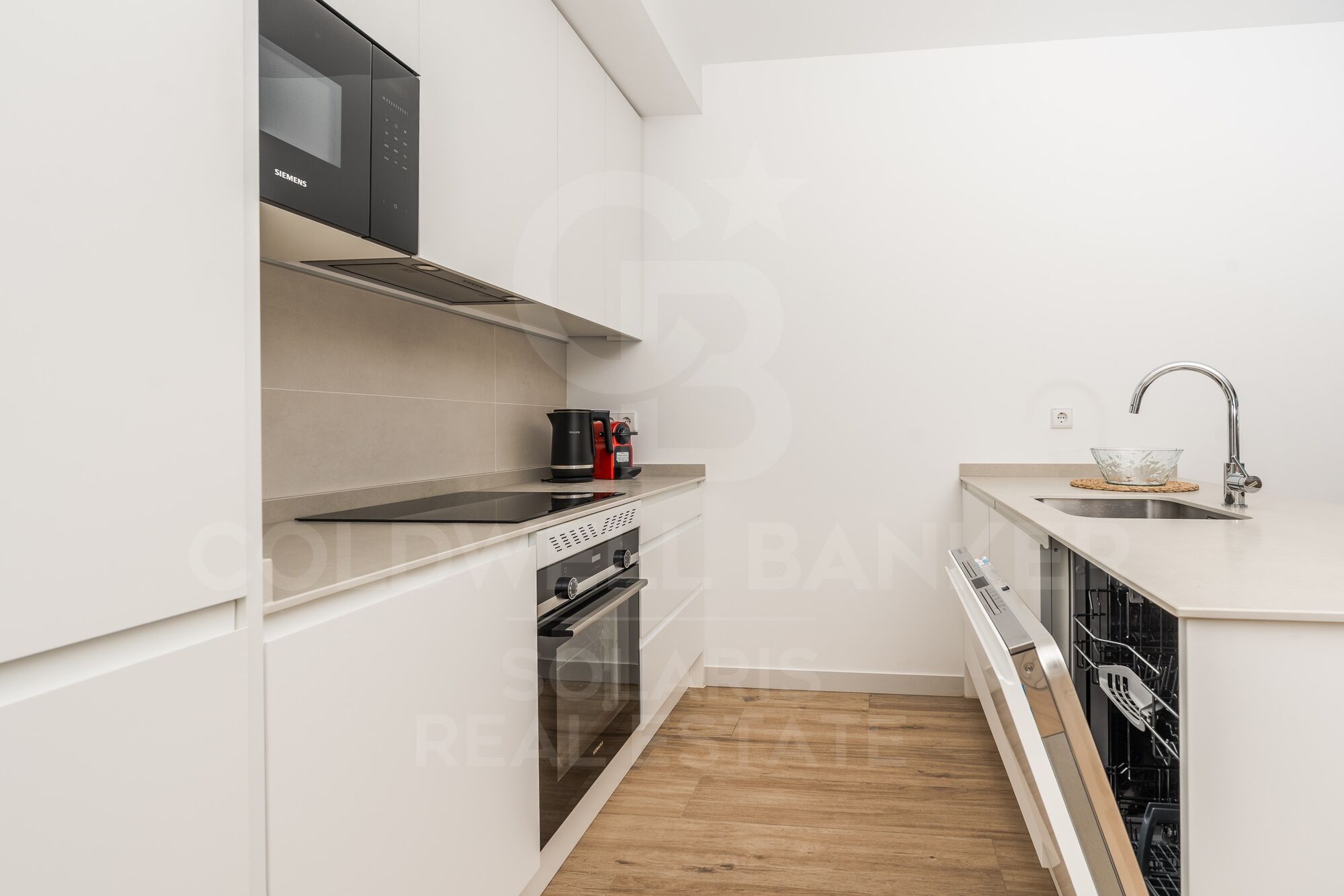 Modern 3-bedroom flat with terrace, parking and storage room for long-term rent