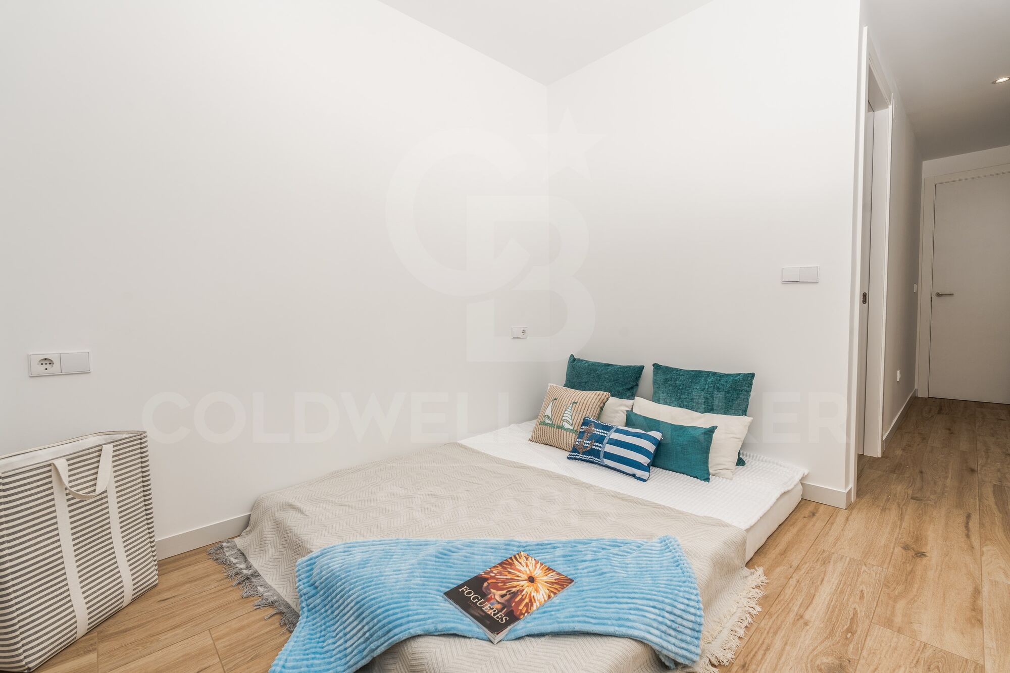 Modern 3-bedroom flat with terrace, parking and storage room for long-term rent