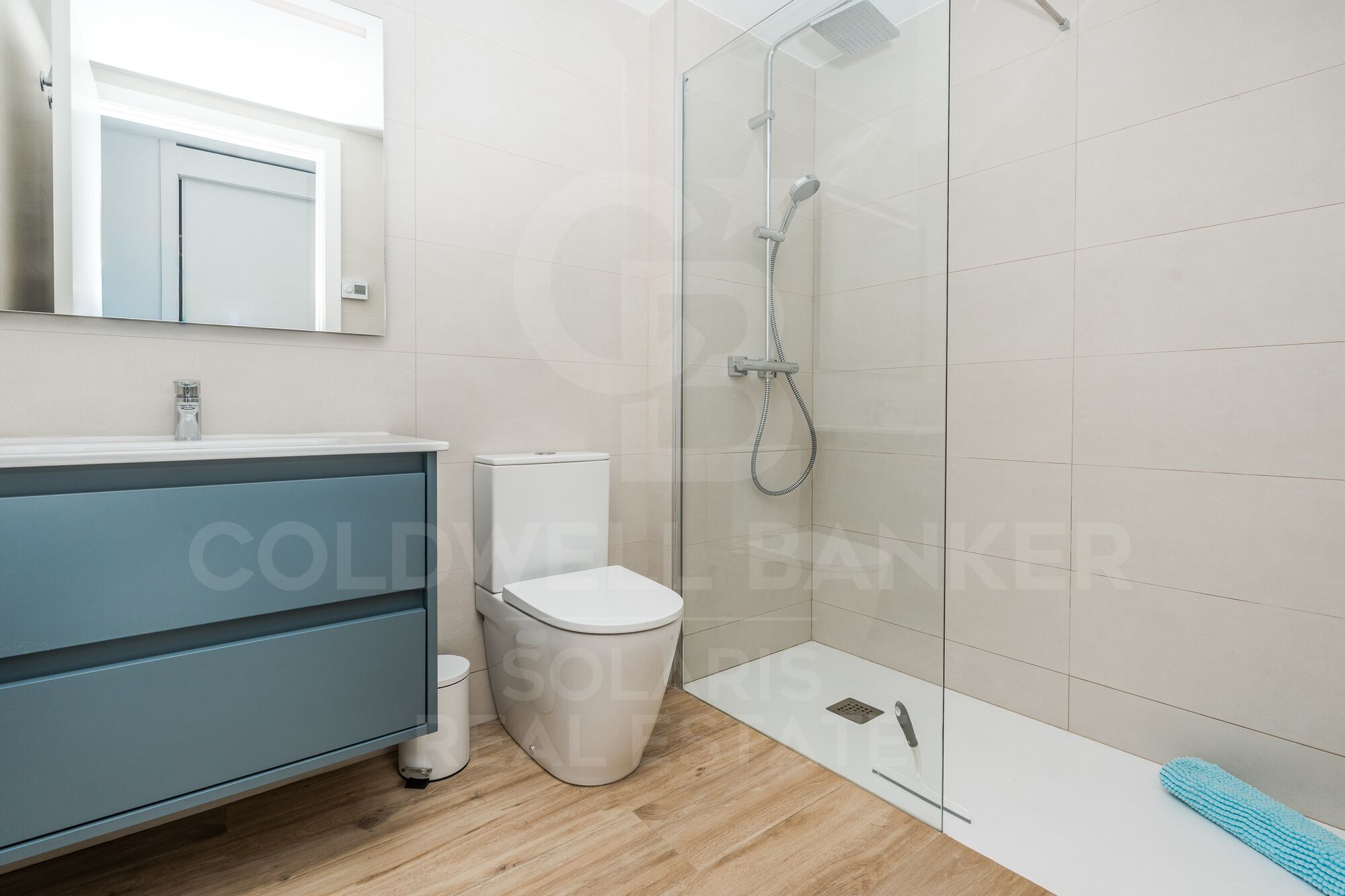 Modern 3-bedroom flat with terrace, parking and storage room for long-term rent